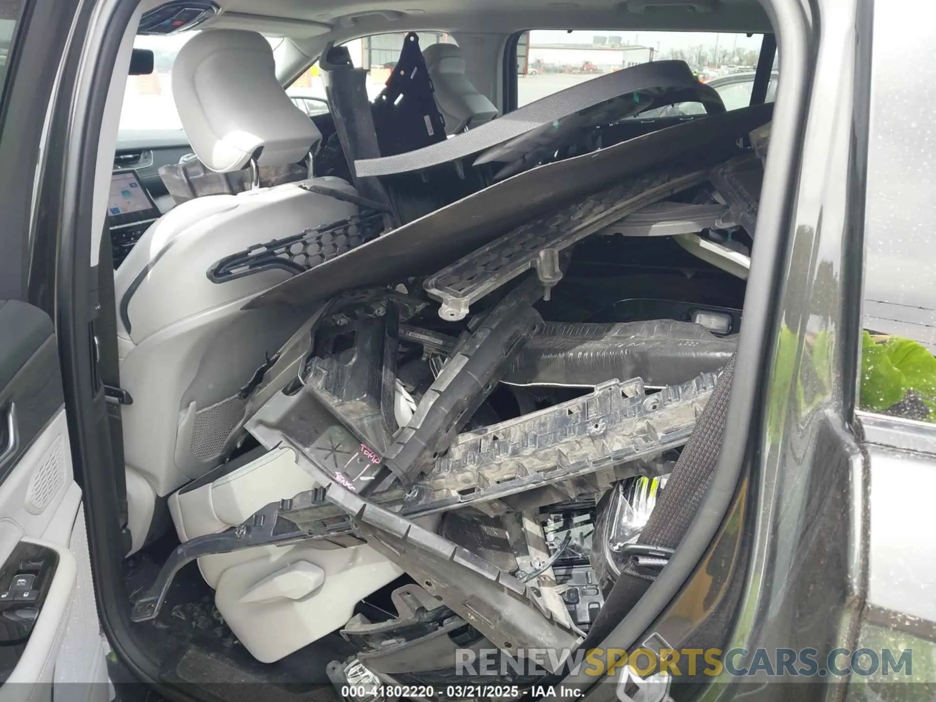 8 Photograph of a damaged car 1C4RJKDG6P8718591 JEEP GRAND CHEROKEE L 2023