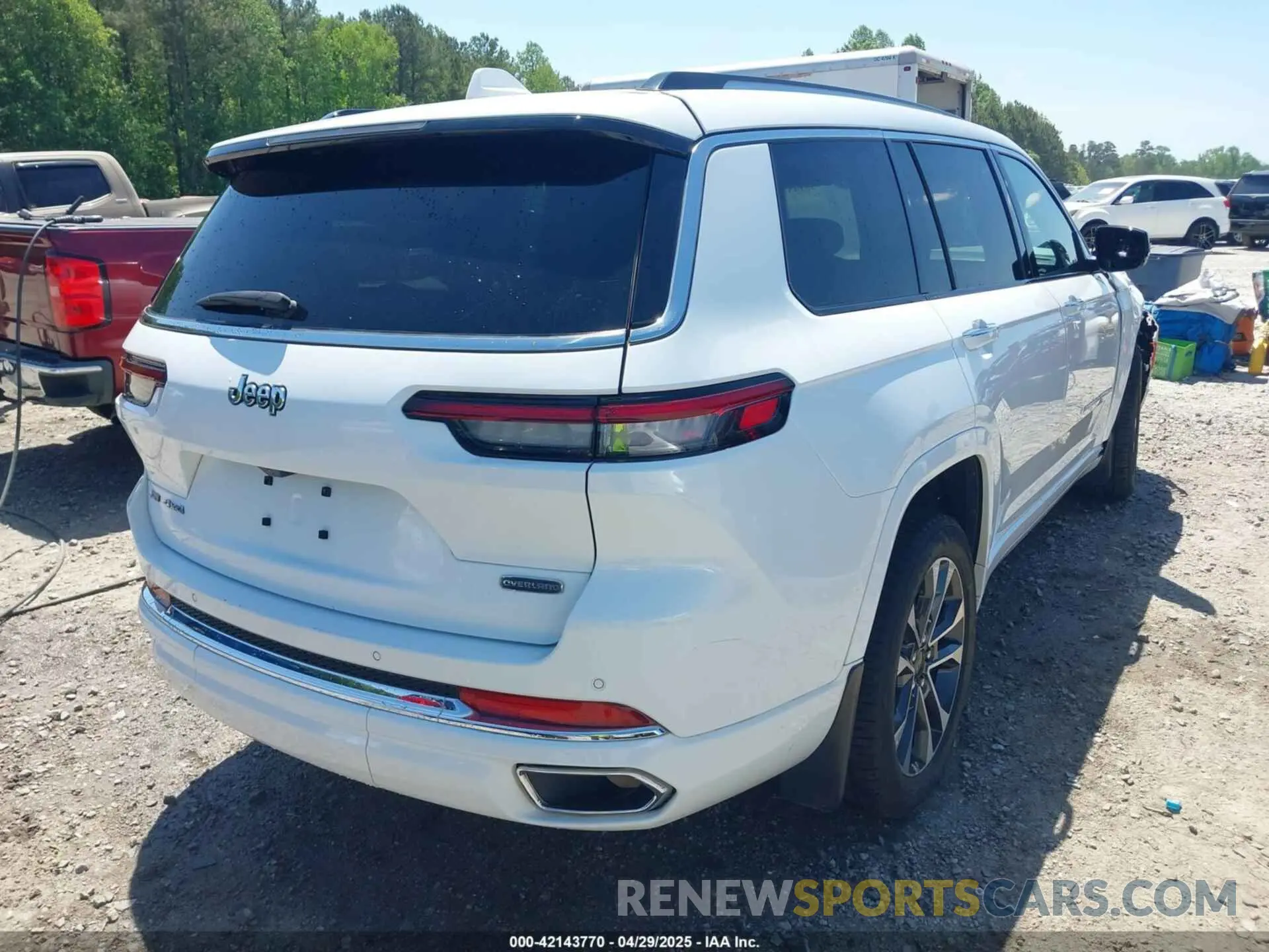 4 Photograph of a damaged car 1C4RJKDG9P8109141 JEEP GRAND CHEROKEE L 2023