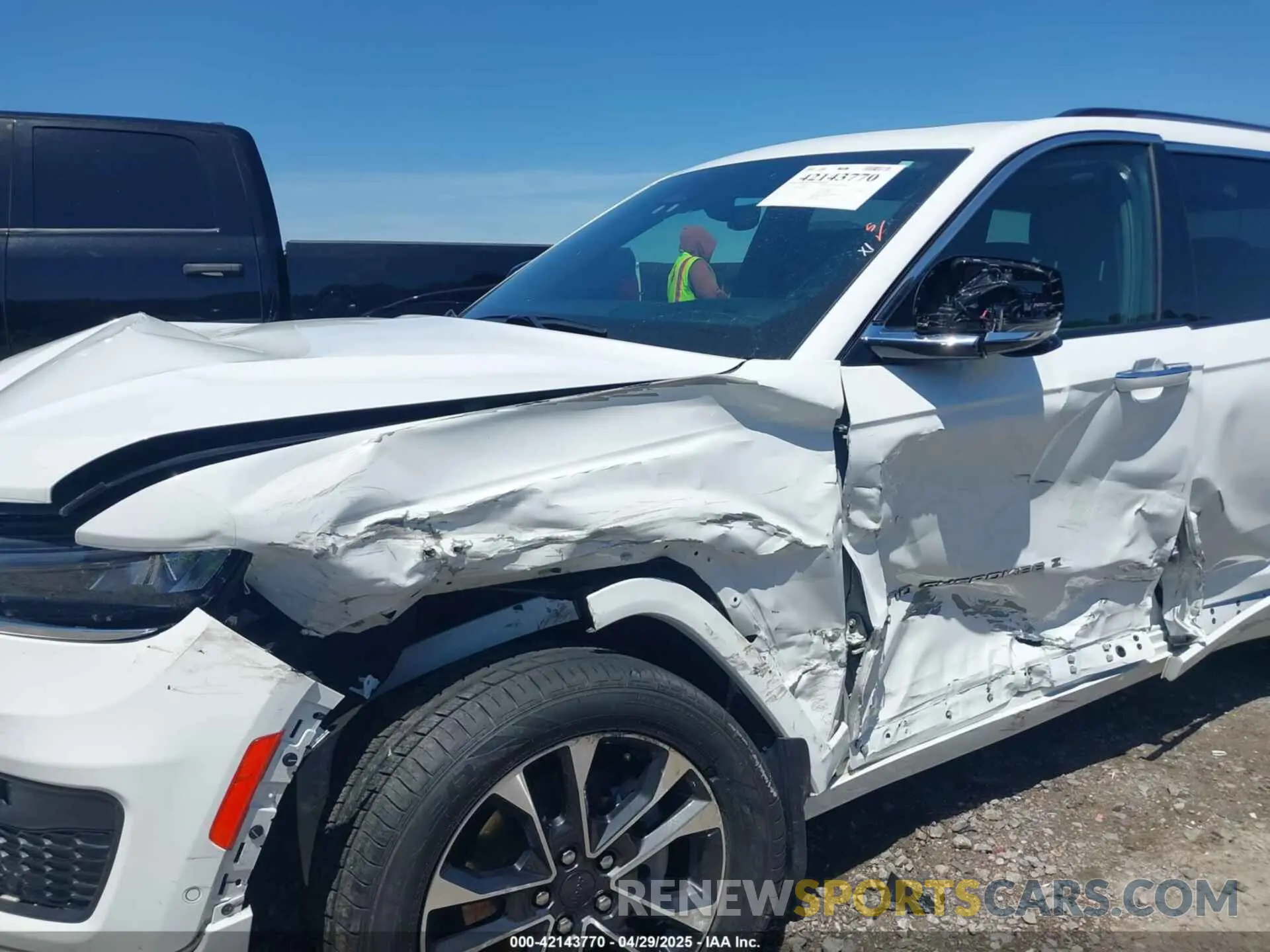 6 Photograph of a damaged car 1C4RJKDG9P8109141 JEEP GRAND CHEROKEE L 2023