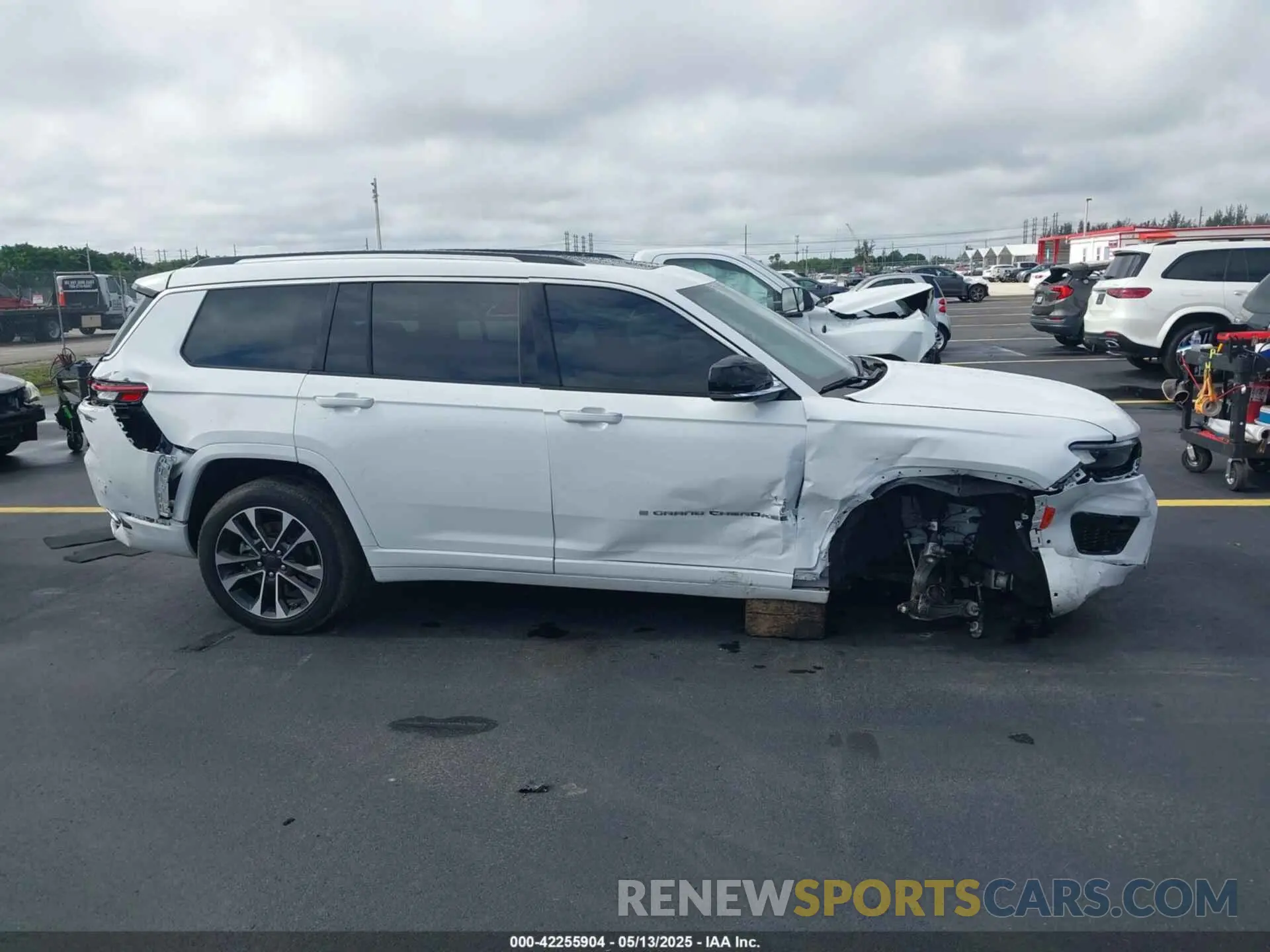 13 Photograph of a damaged car 1C4RJKDG9P8737684 JEEP GRAND CHEROKEE L 2023