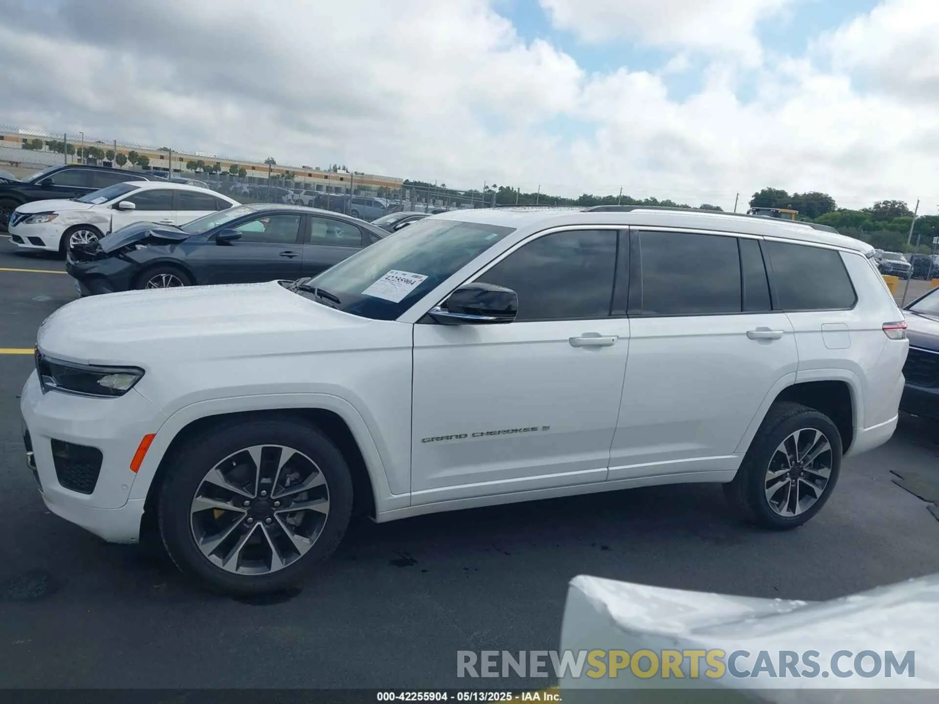 14 Photograph of a damaged car 1C4RJKDG9P8737684 JEEP GRAND CHEROKEE L 2023