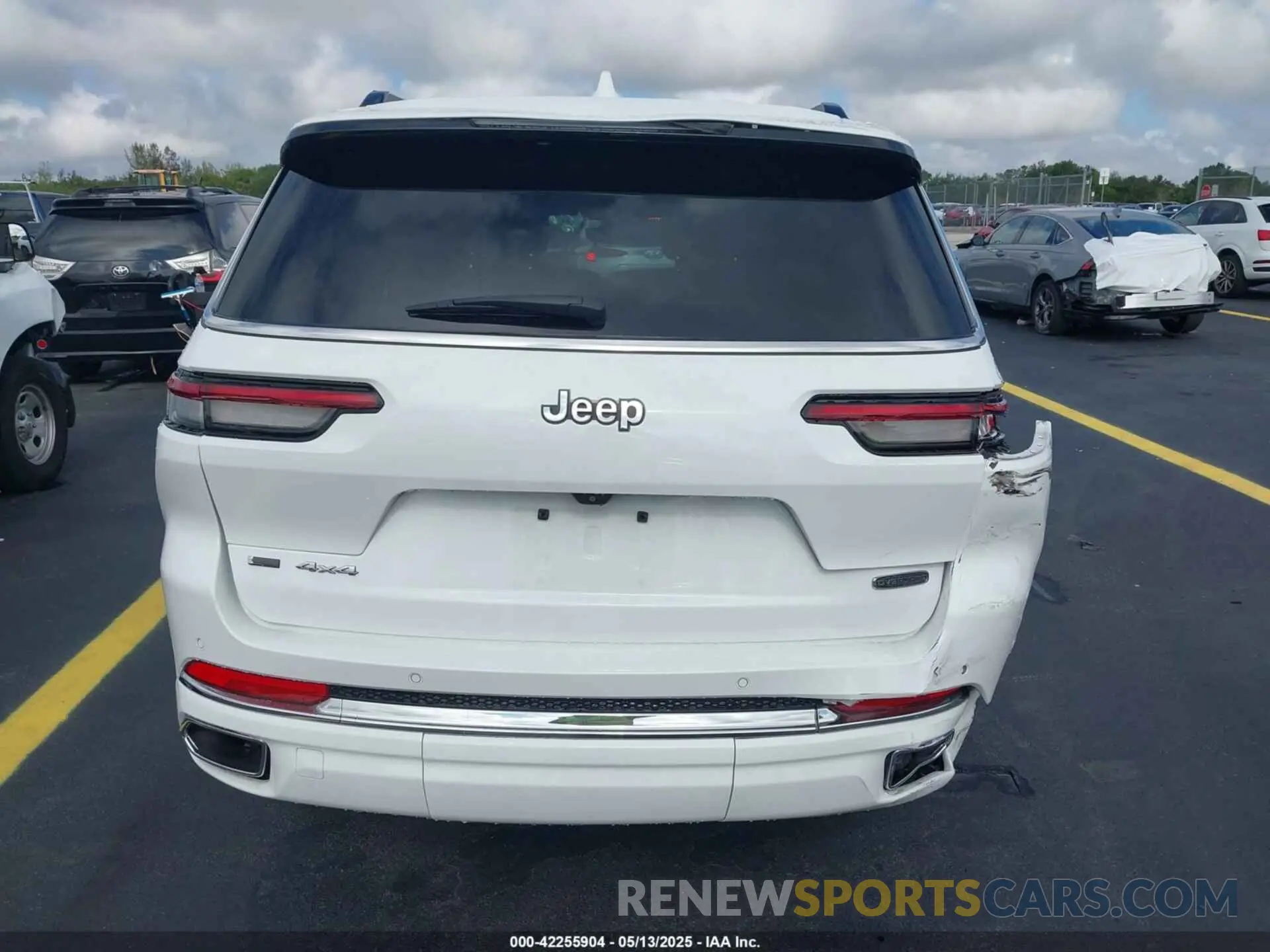 16 Photograph of a damaged car 1C4RJKDG9P8737684 JEEP GRAND CHEROKEE L 2023