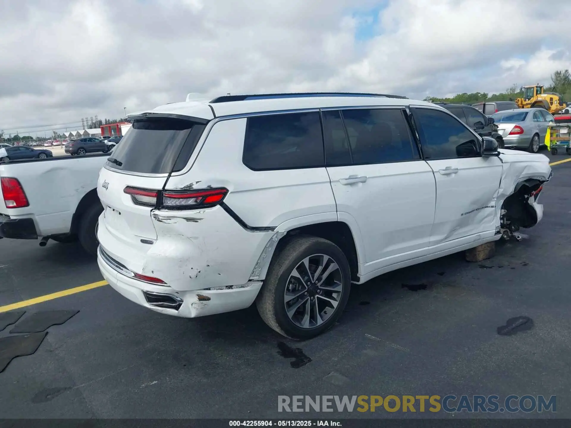 4 Photograph of a damaged car 1C4RJKDG9P8737684 JEEP GRAND CHEROKEE L 2023