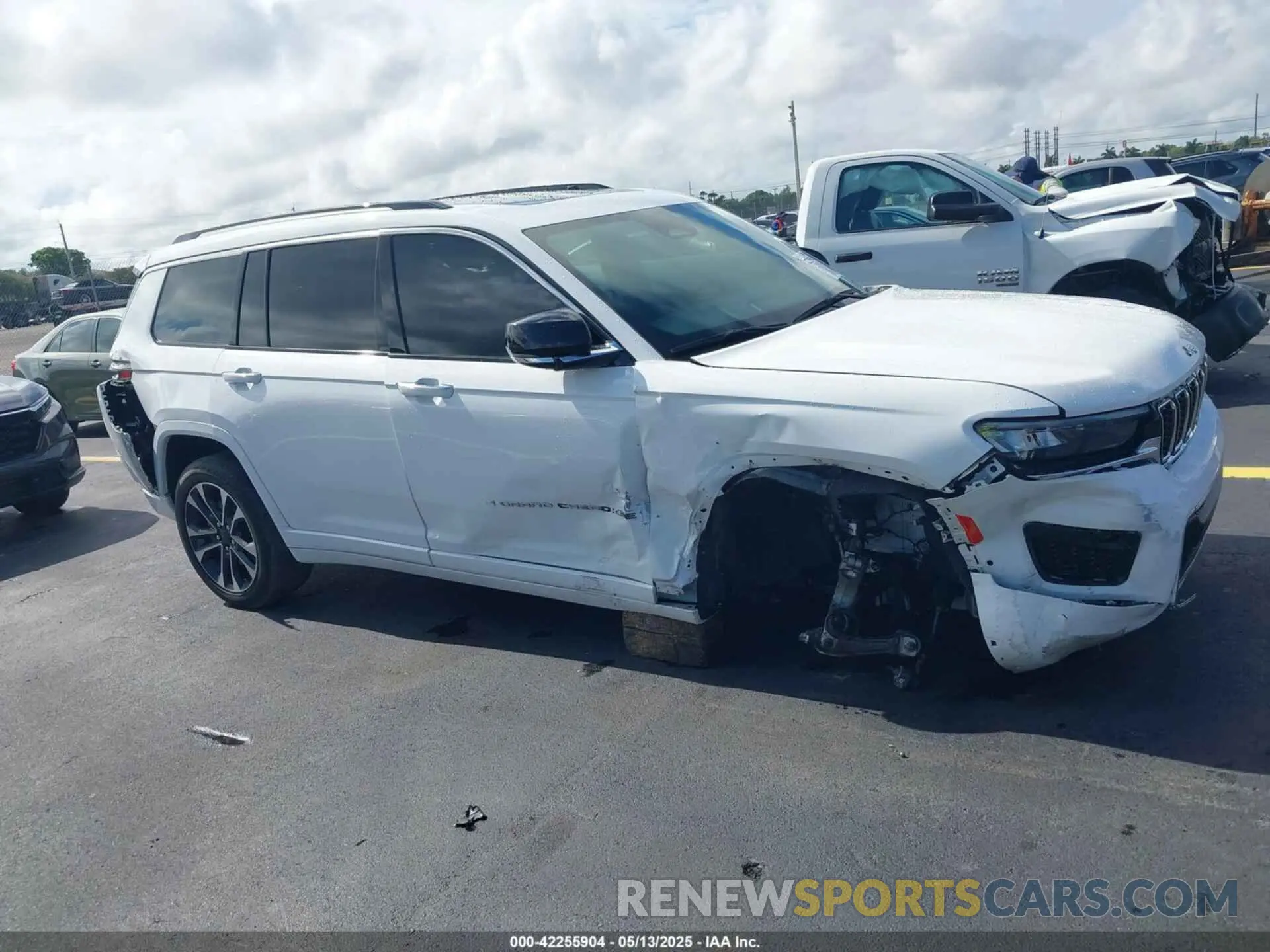 6 Photograph of a damaged car 1C4RJKDG9P8737684 JEEP GRAND CHEROKEE L 2023