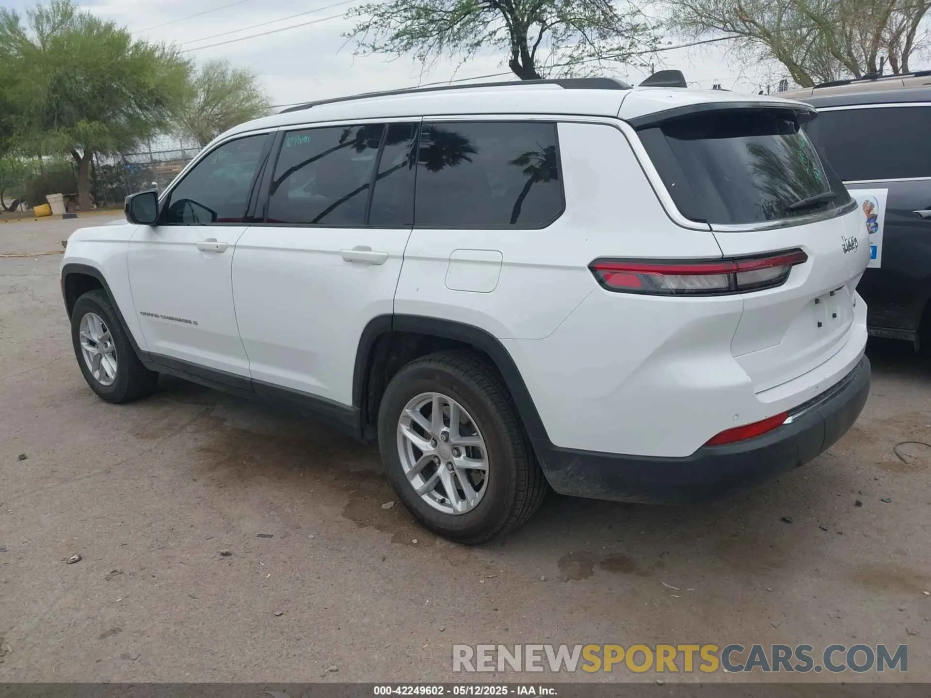 3 Photograph of a damaged car 1C4RJJAG1R8958326 JEEP GRAND CHEROKEE L 2024