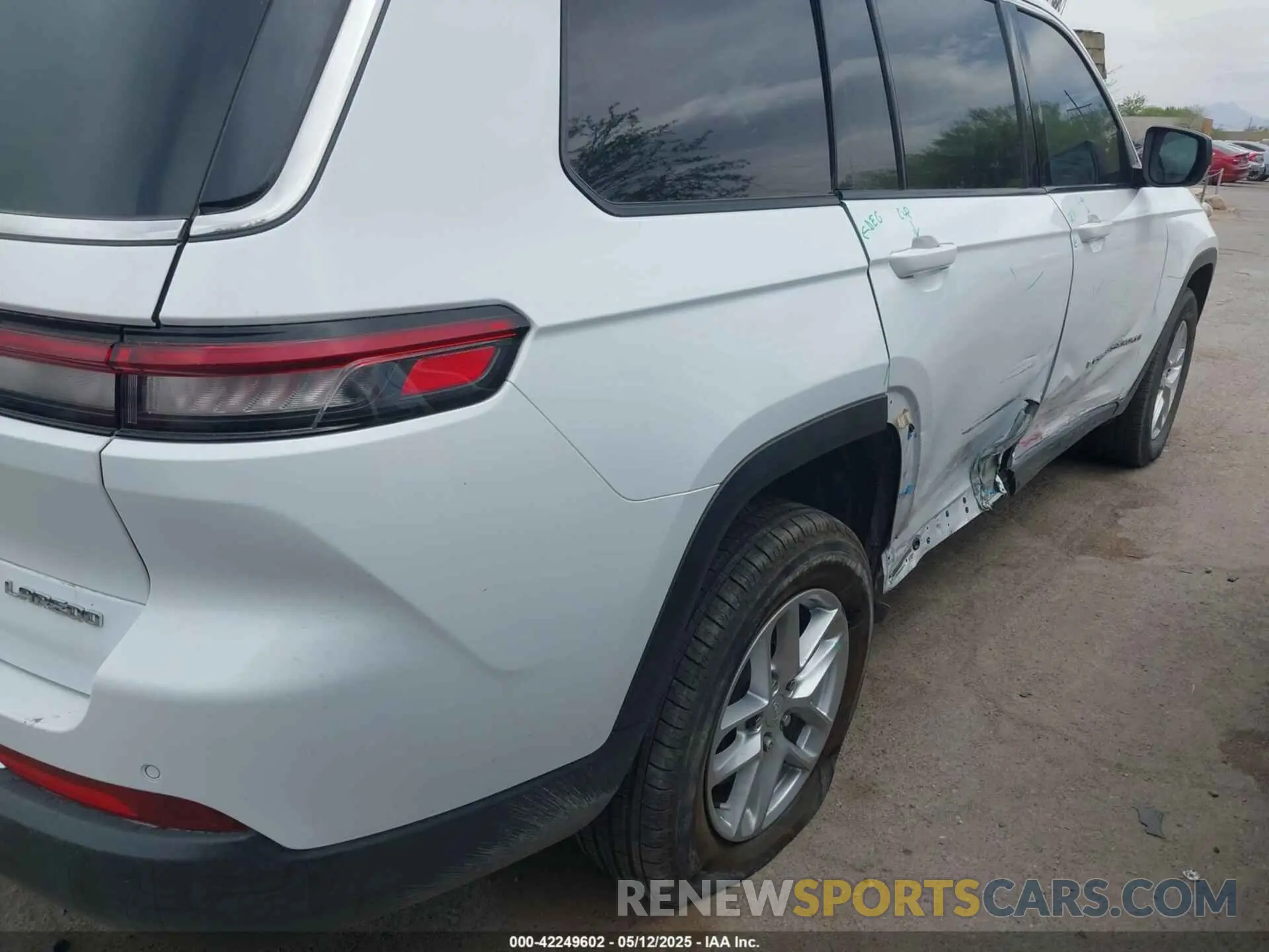 6 Photograph of a damaged car 1C4RJJAG1R8958326 JEEP GRAND CHEROKEE L 2024