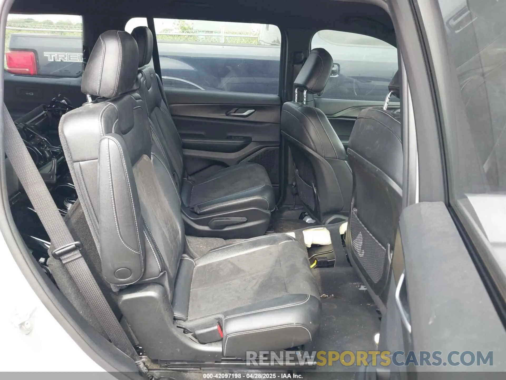 8 Photograph of a damaged car 1C4RJJAG5R8531652 JEEP GRAND CHEROKEE L 2024