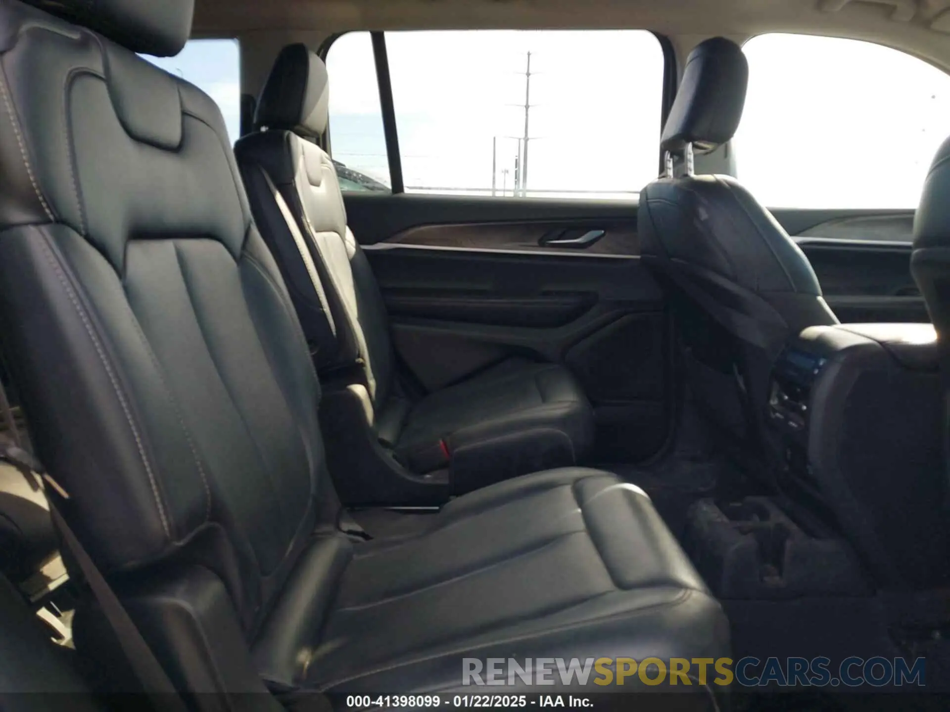 8 Photograph of a damaged car 1C4RJJBG0R8945534 JEEP GRAND CHEROKEE L 2024