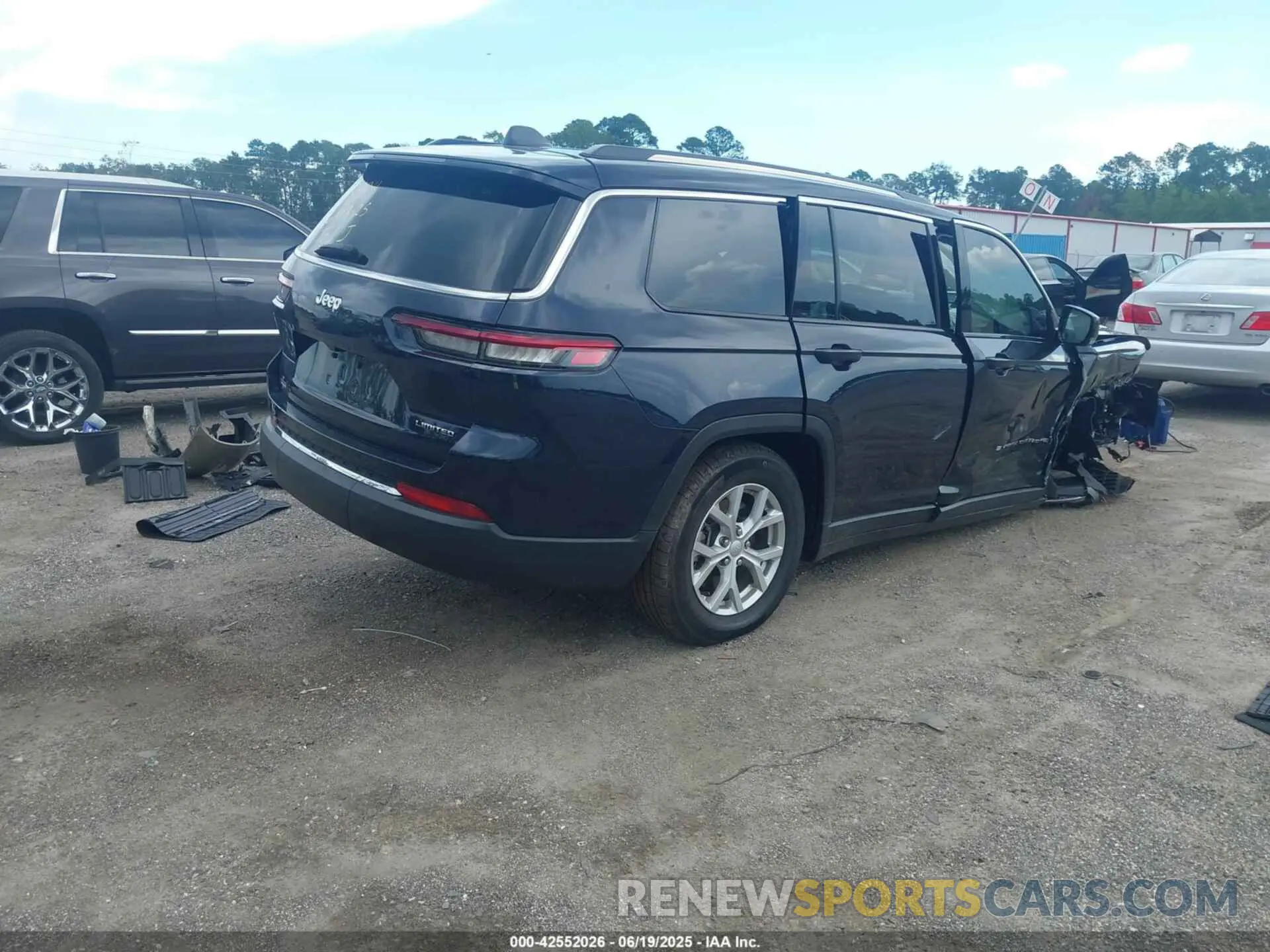 4 Photograph of a damaged car 1C4RJJBGXR8922522 JEEP GRAND CHEROKEE L 2024