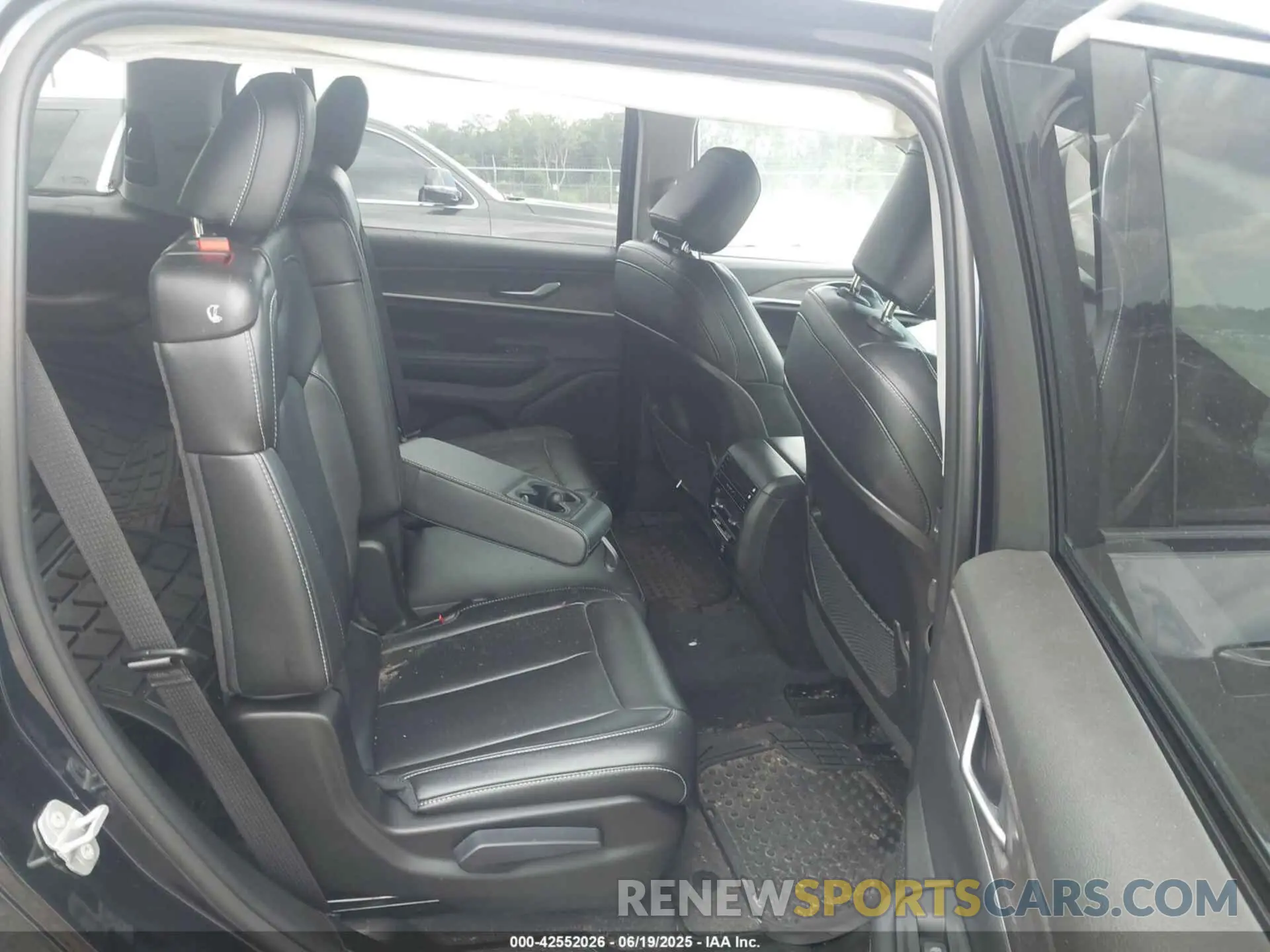 8 Photograph of a damaged car 1C4RJJBGXR8922522 JEEP GRAND CHEROKEE L 2024