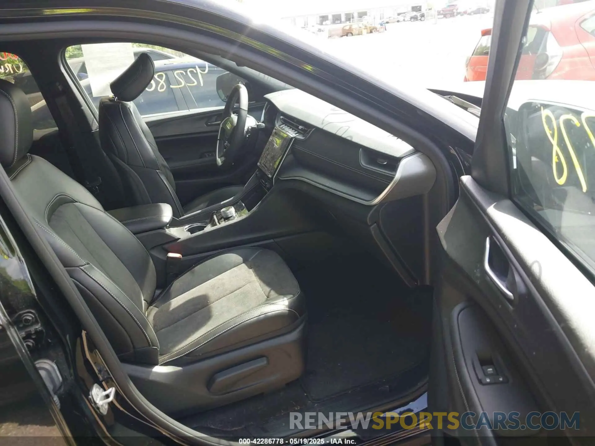 5 Photograph of a damaged car 1C4RJKAG0R8515218 JEEP GRAND CHEROKEE L 2024
