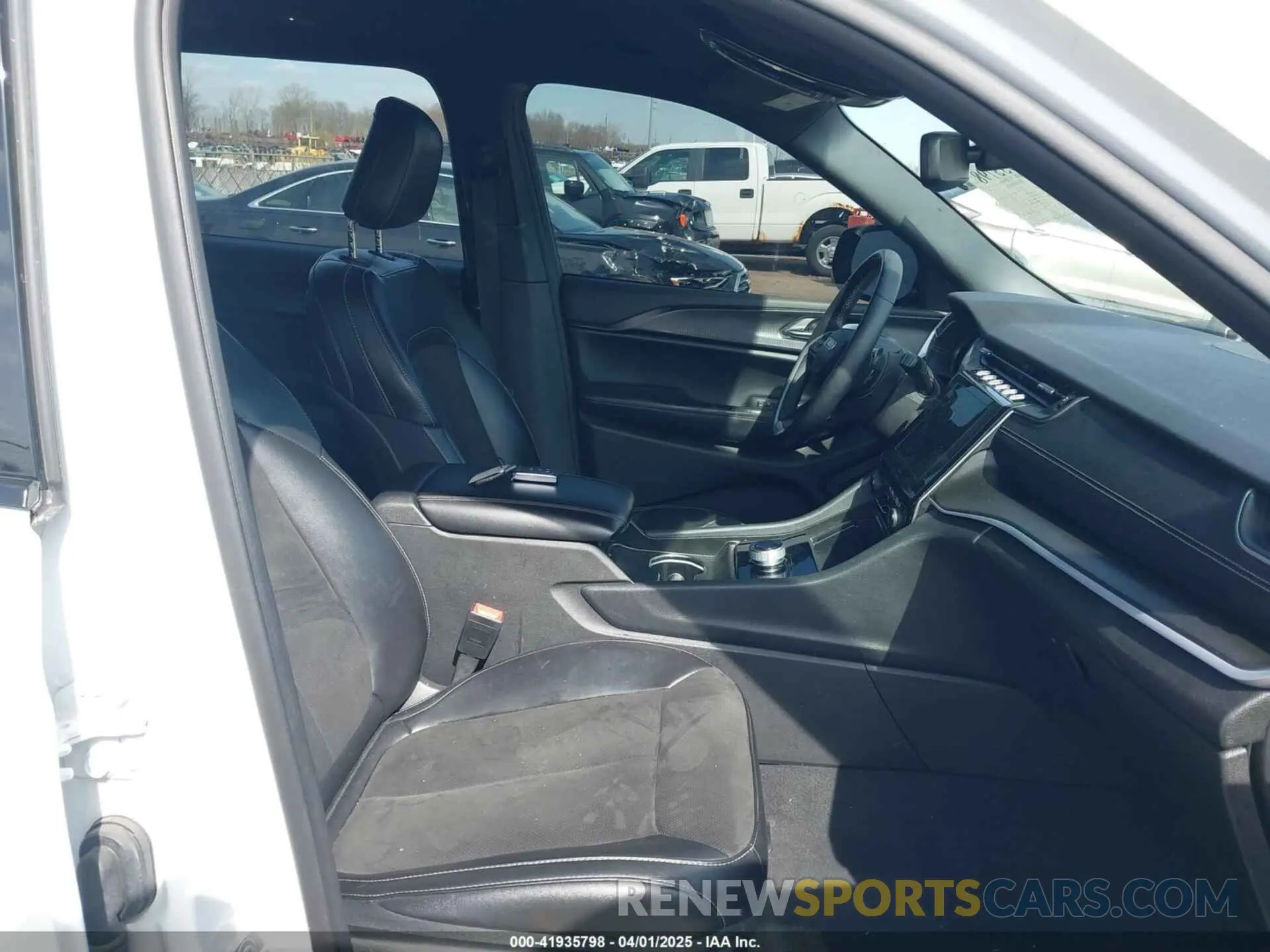 5 Photograph of a damaged car 1C4RJKAG0R8549109 JEEP GRAND CHEROKEE L 2024