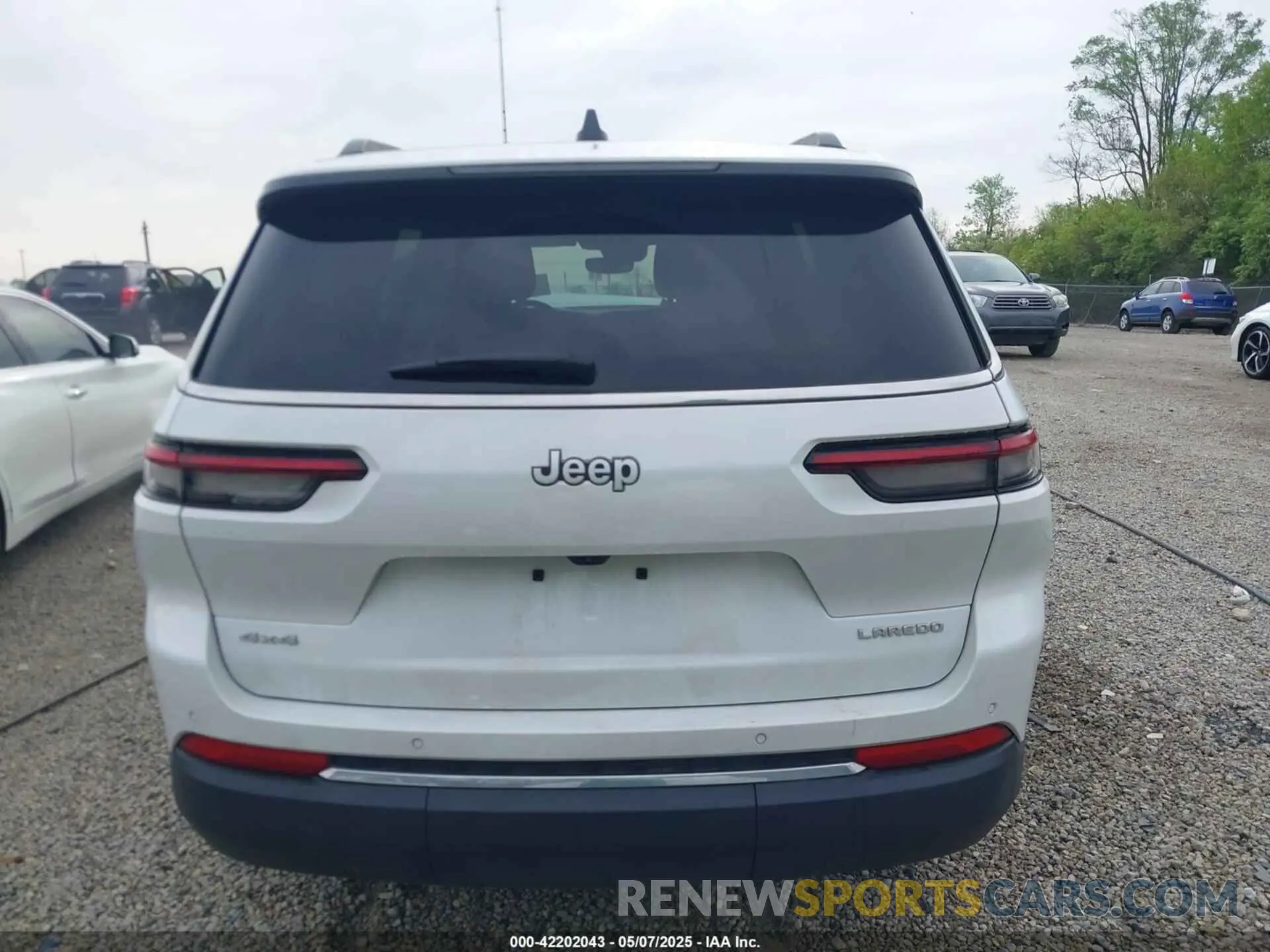 16 Photograph of a damaged car 1C4RJKAG0R8614511 JEEP GRAND CHEROKEE L 2024