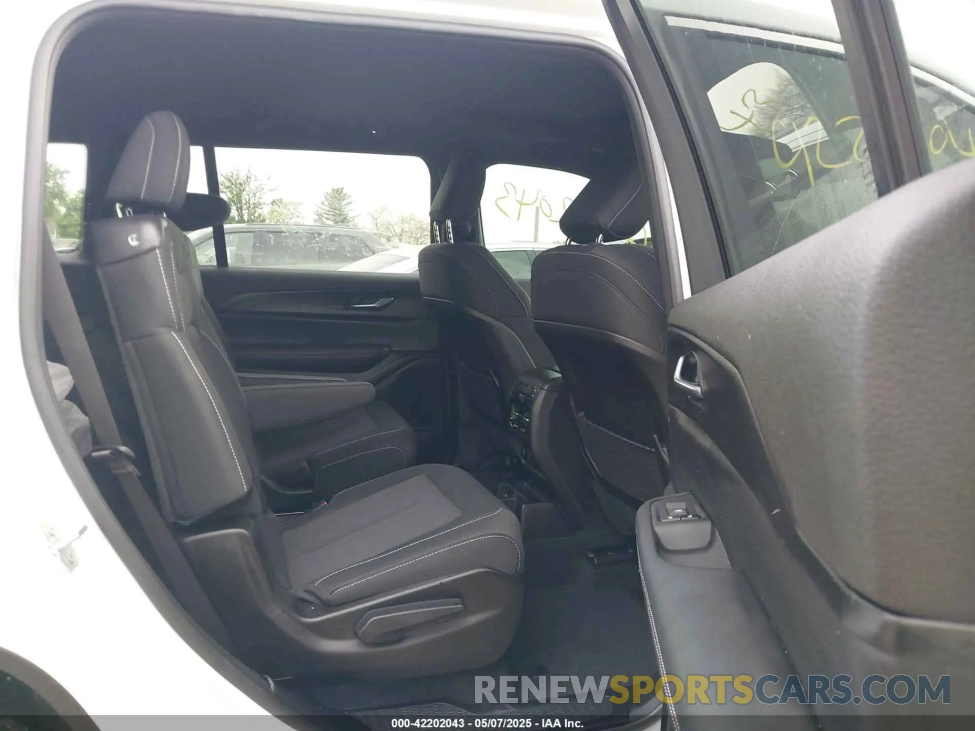8 Photograph of a damaged car 1C4RJKAG0R8614511 JEEP GRAND CHEROKEE L 2024