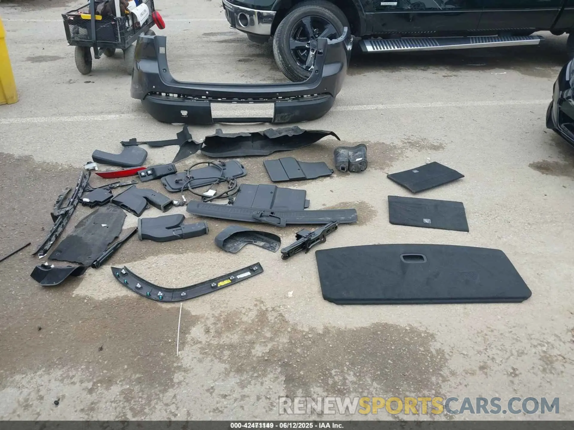 12 Photograph of a damaged car 1C4RJKAG0R8915716 JEEP GRAND CHEROKEE L 2024