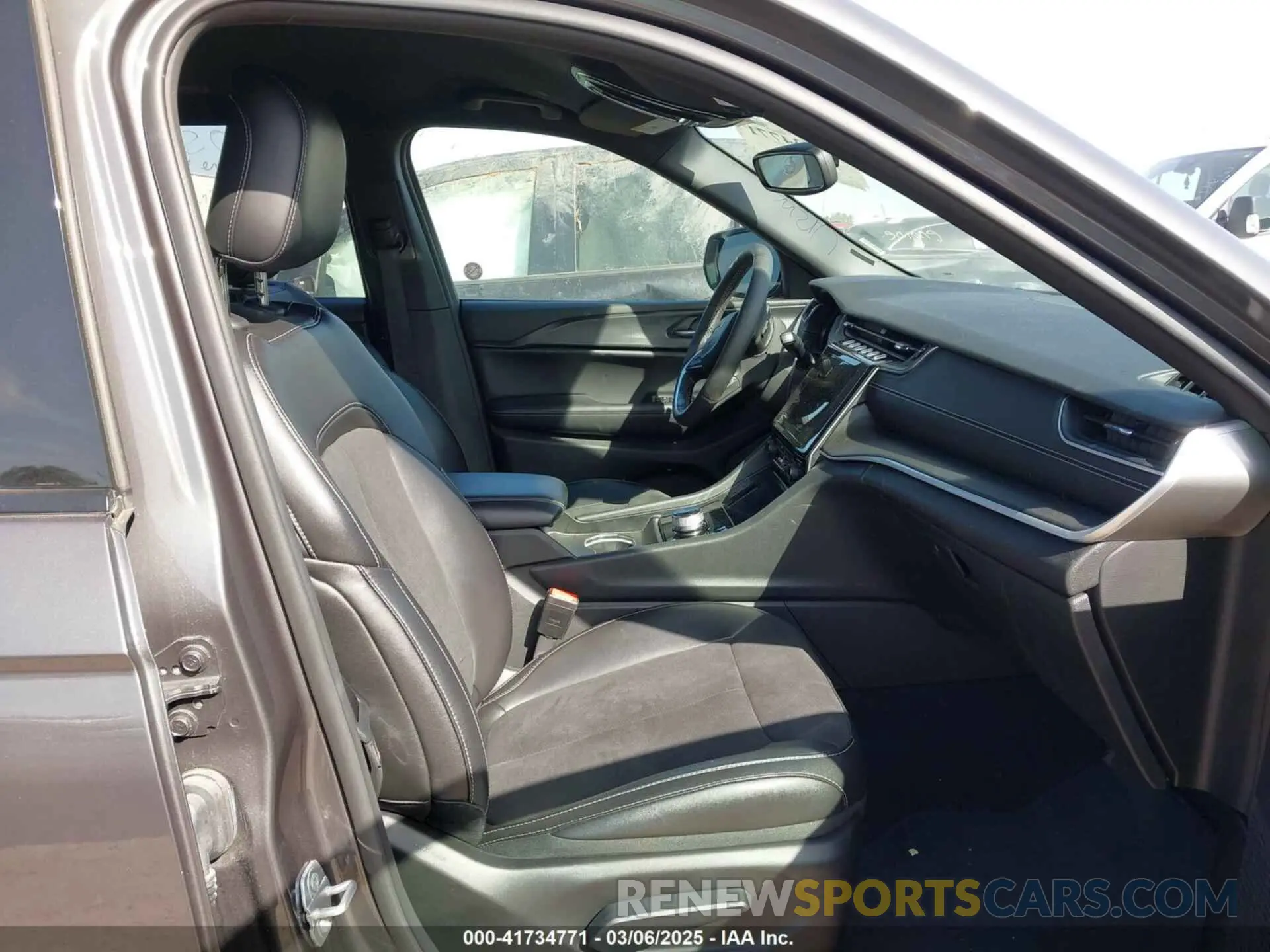 5 Photograph of a damaged car 1C4RJKAG4R8507770 JEEP GRAND CHEROKEE L 2024