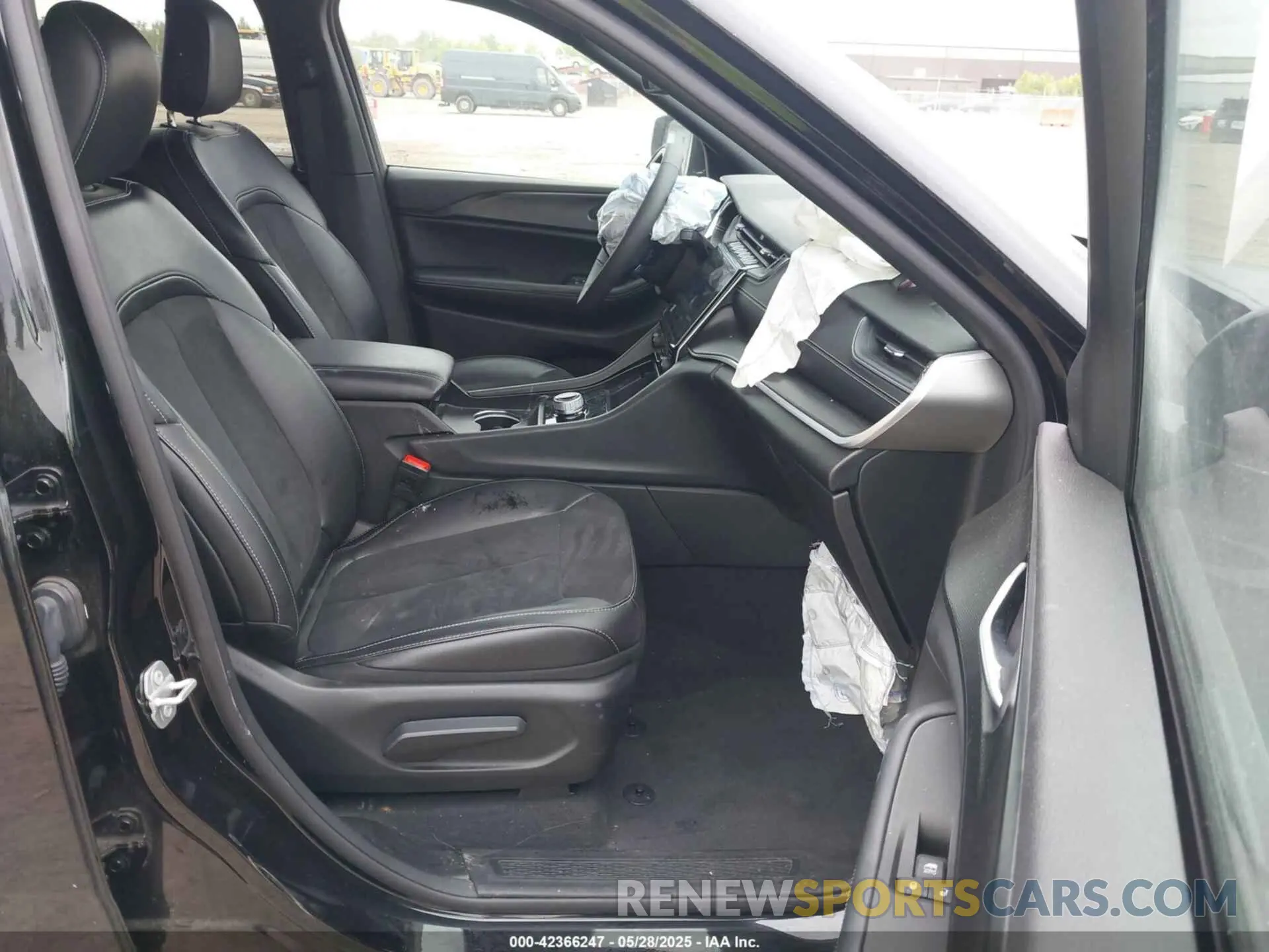 5 Photograph of a damaged car 1C4RJKAG4R8581402 JEEP GRAND CHEROKEE L 2024