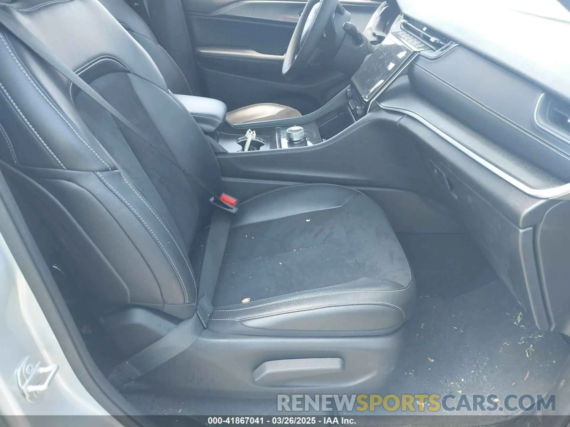 5 Photograph of a damaged car 1C4RJKAG6R8548904 JEEP GRAND CHEROKEE L 2024