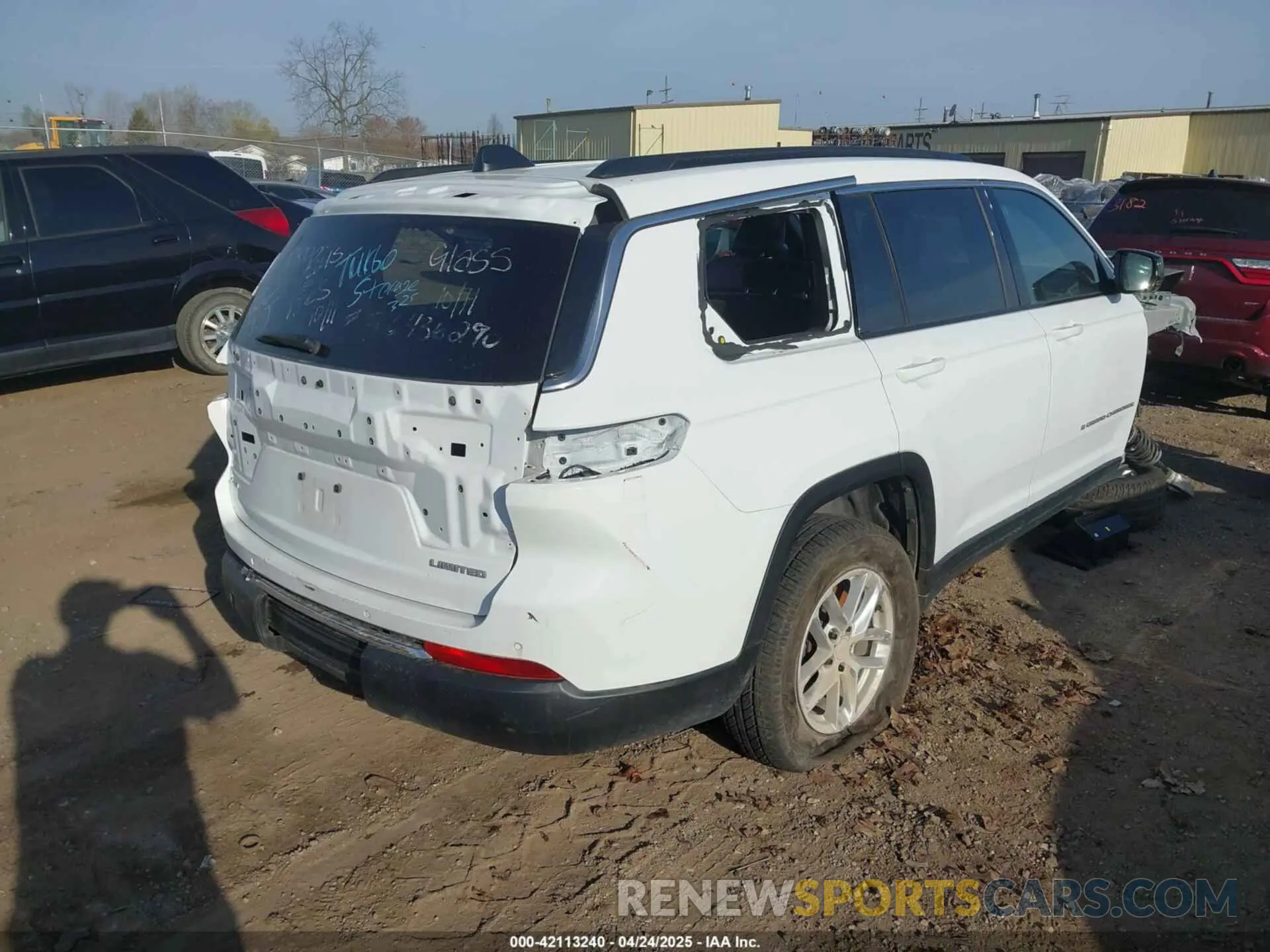 4 Photograph of a damaged car 1C4RJKBG0R8549707 JEEP GRAND CHEROKEE L 2024