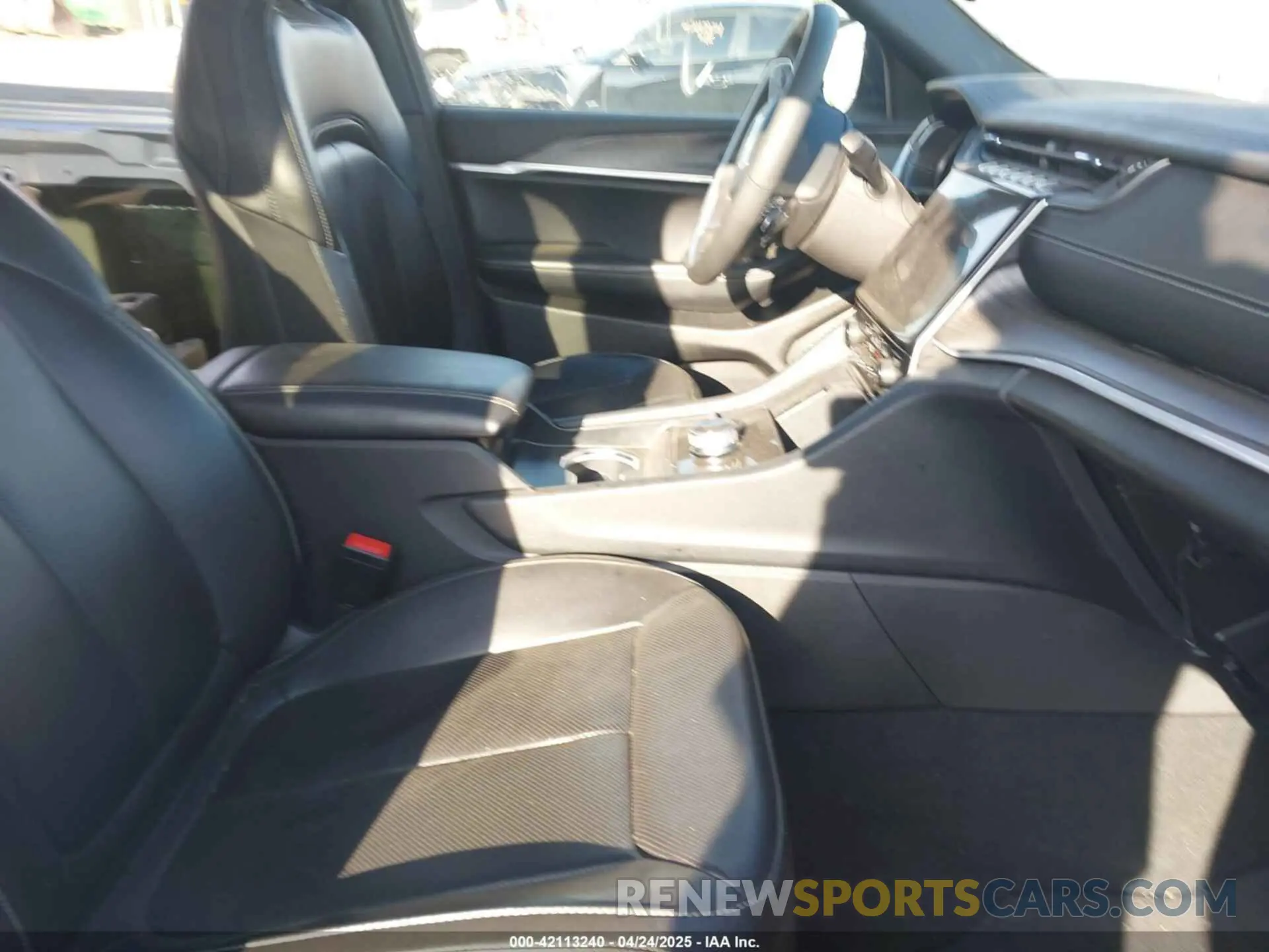 5 Photograph of a damaged car 1C4RJKBG0R8549707 JEEP GRAND CHEROKEE L 2024