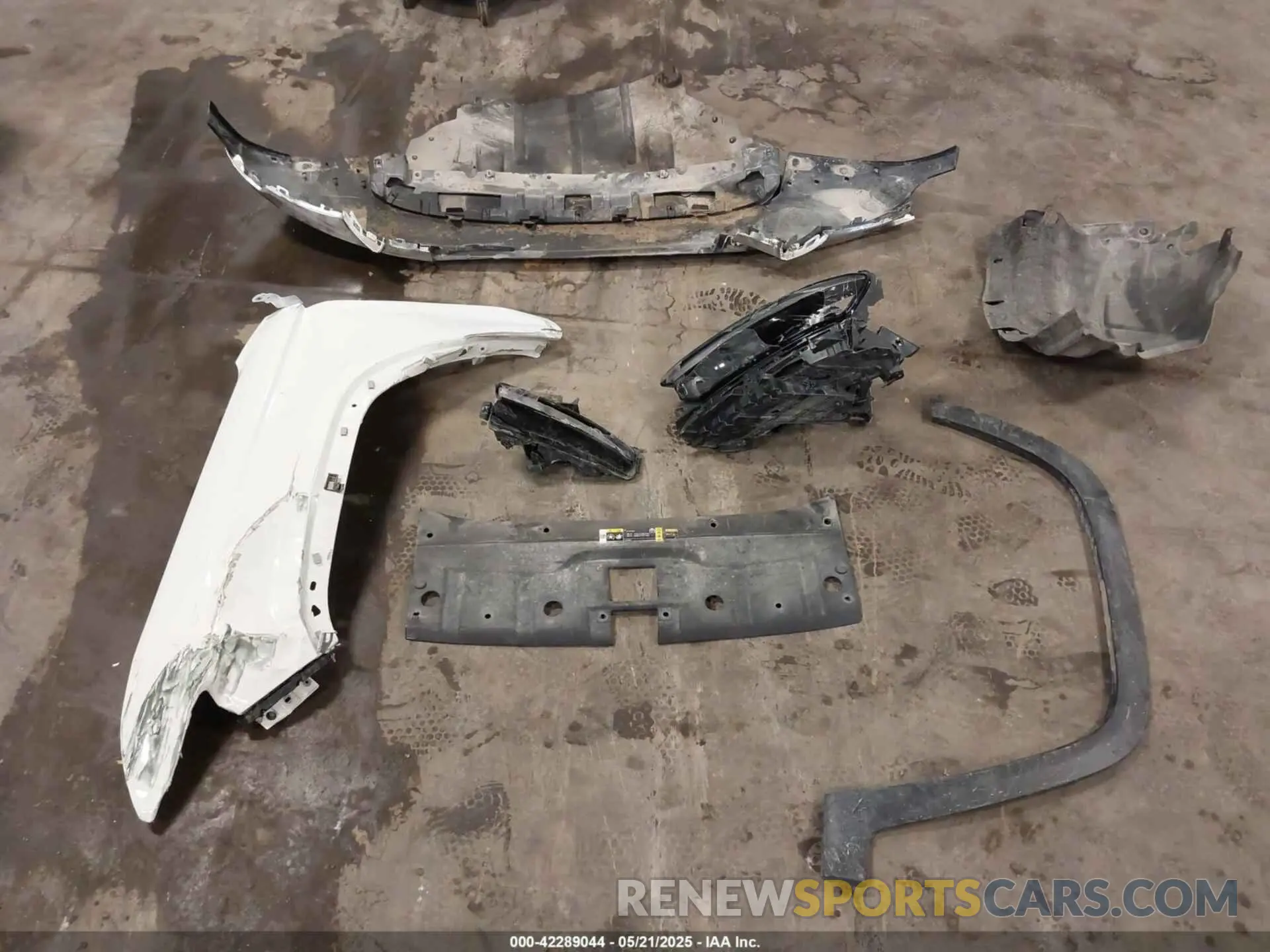 12 Photograph of a damaged car 1C4RJKBG1R8563129 JEEP GRAND CHEROKEE L 2024