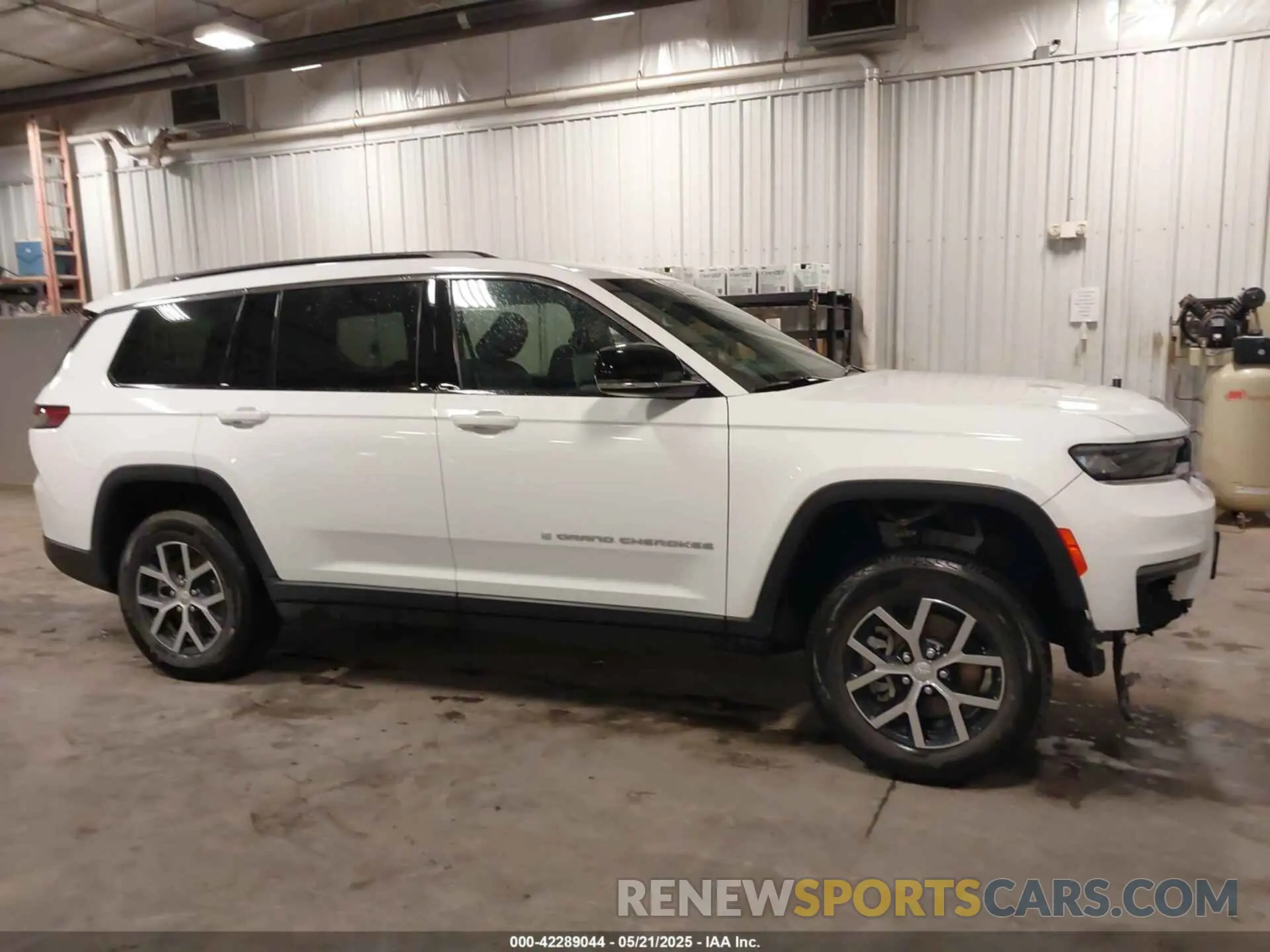 14 Photograph of a damaged car 1C4RJKBG1R8563129 JEEP GRAND CHEROKEE L 2024