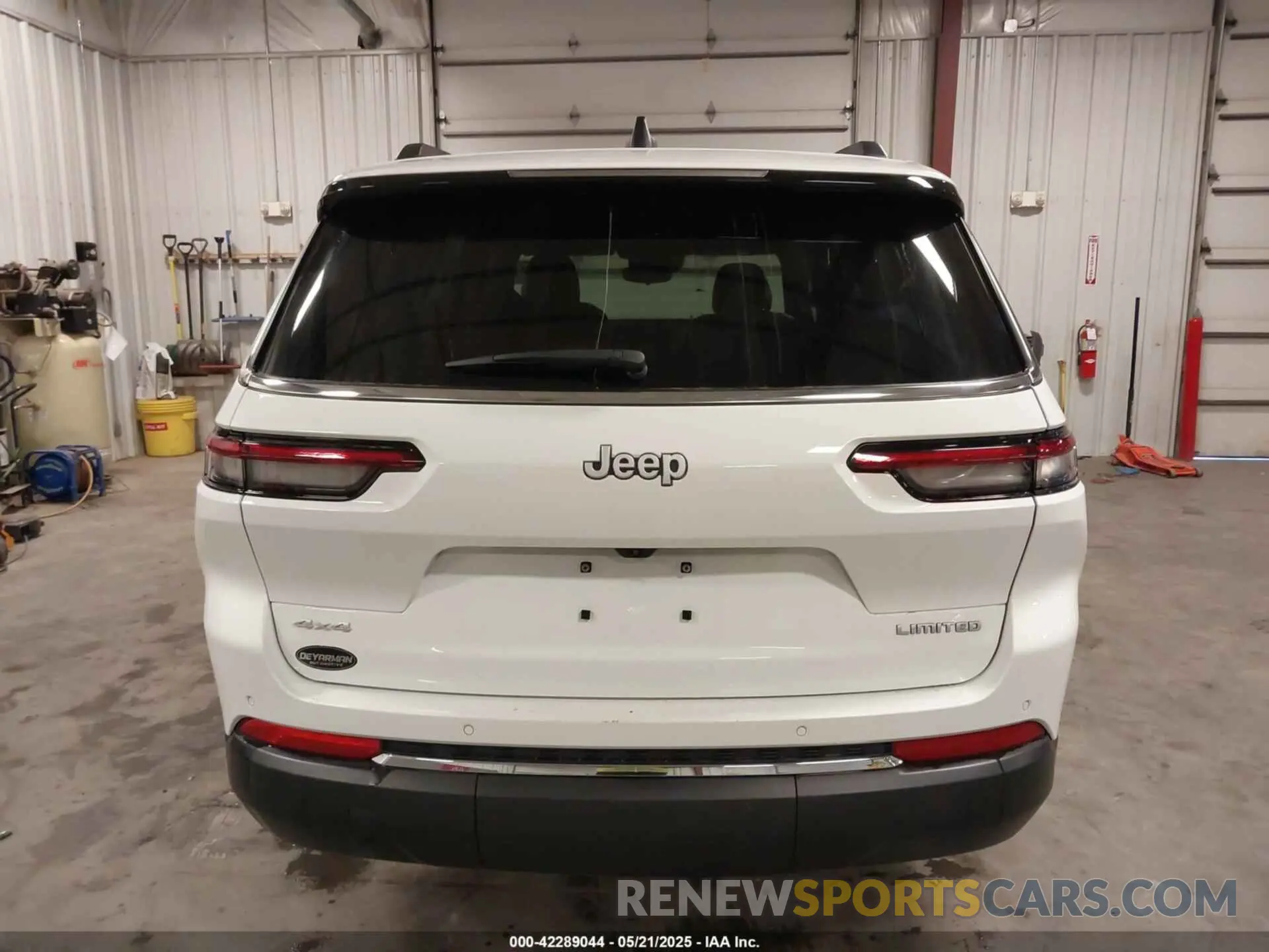 17 Photograph of a damaged car 1C4RJKBG1R8563129 JEEP GRAND CHEROKEE L 2024
