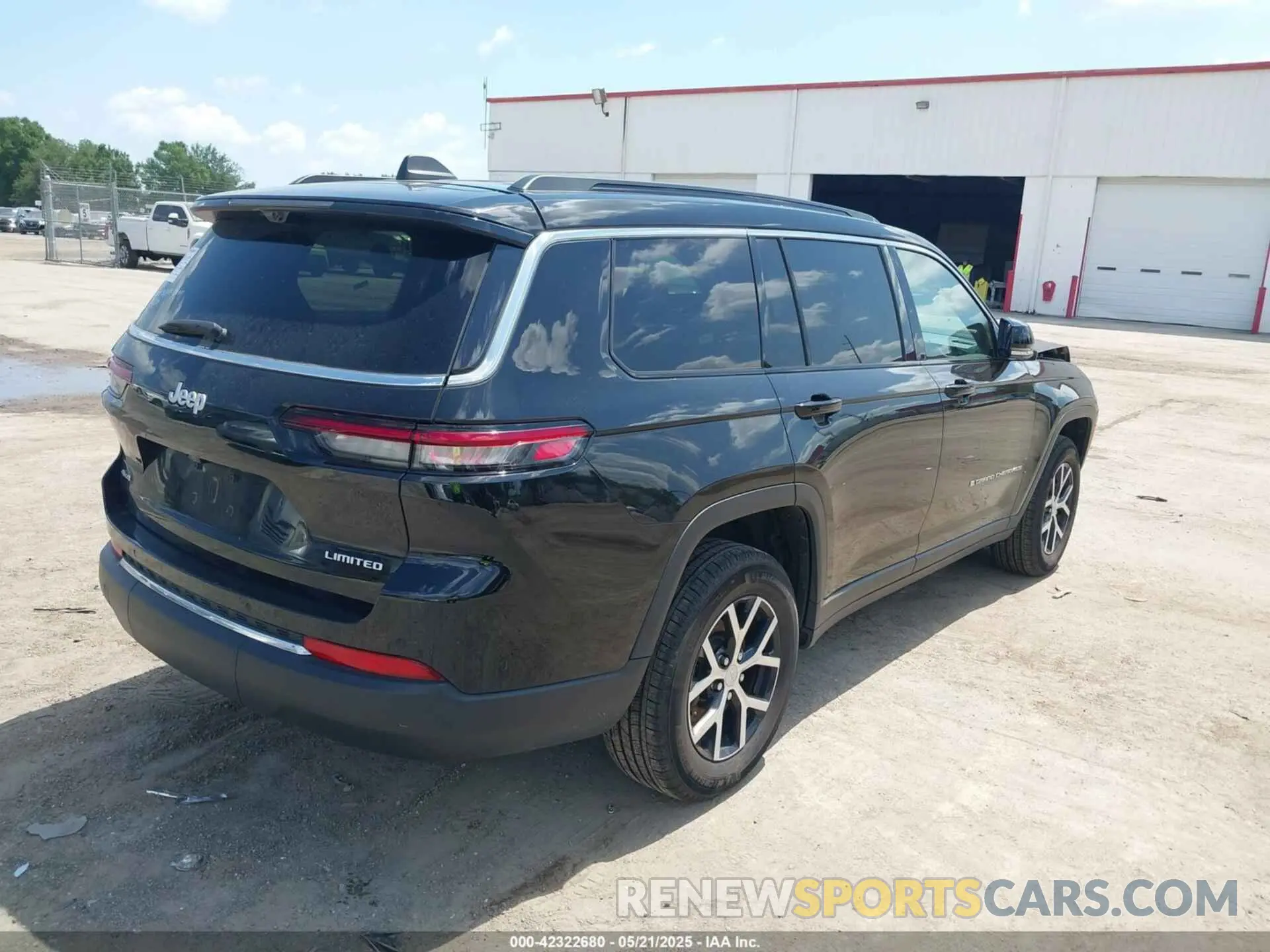 4 Photograph of a damaged car 1C4RJKBG2R8507247 JEEP GRAND CHEROKEE L 2024