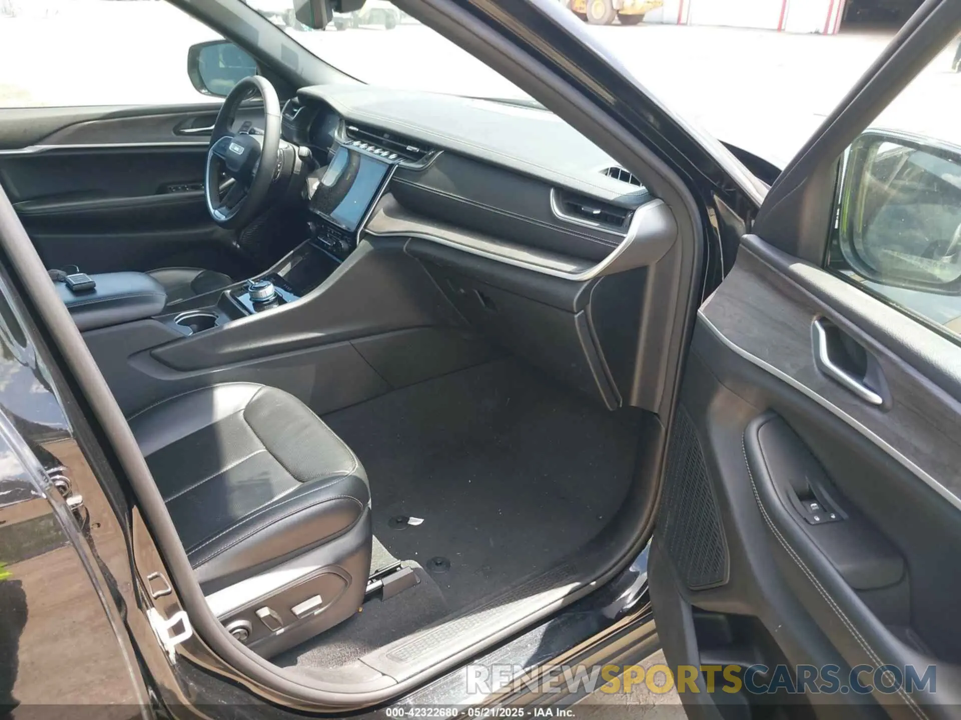 5 Photograph of a damaged car 1C4RJKBG2R8507247 JEEP GRAND CHEROKEE L 2024