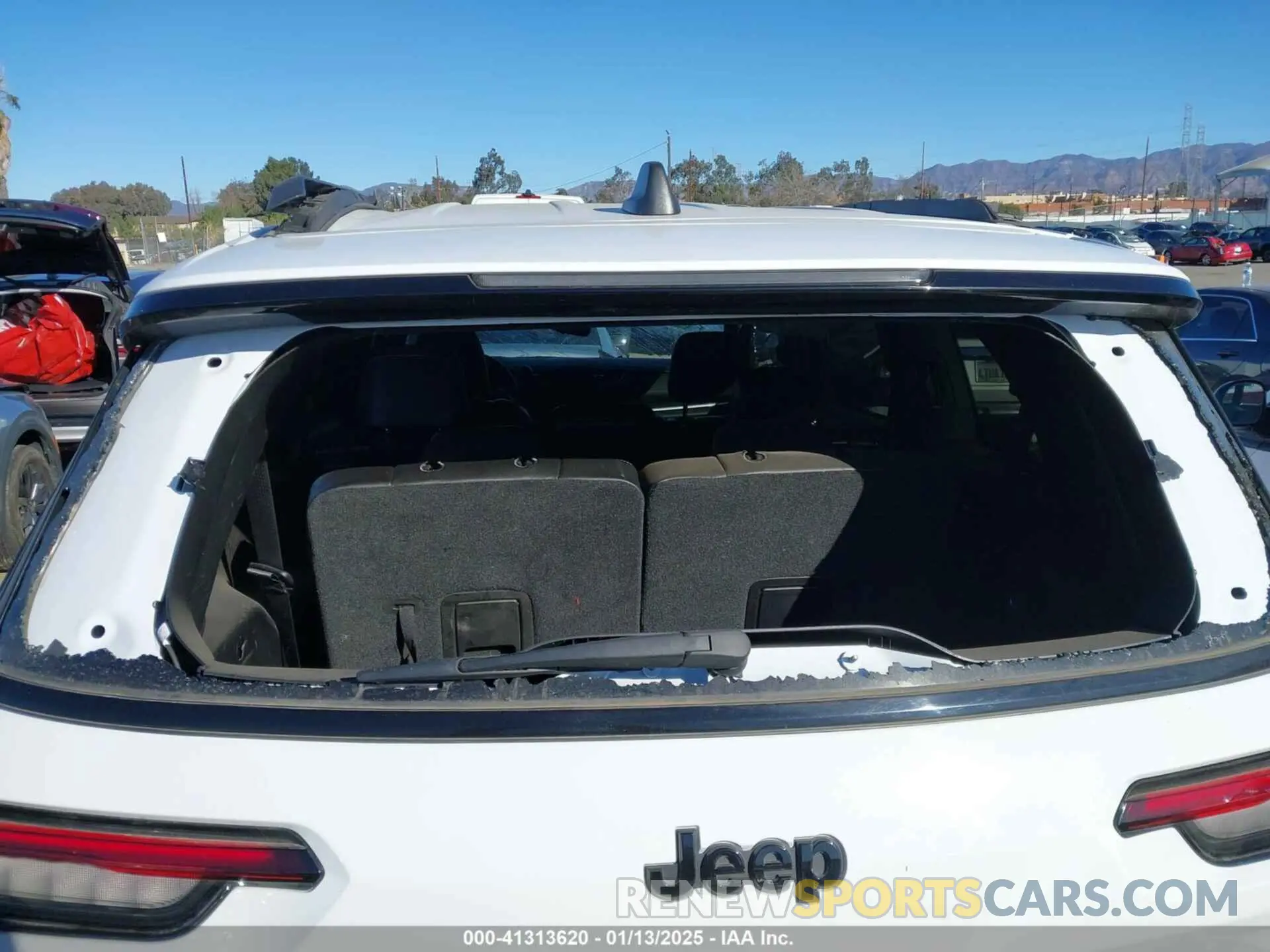 19 Photograph of a damaged car 1C4RJKBG3R8531184 JEEP GRAND CHEROKEE L 2024