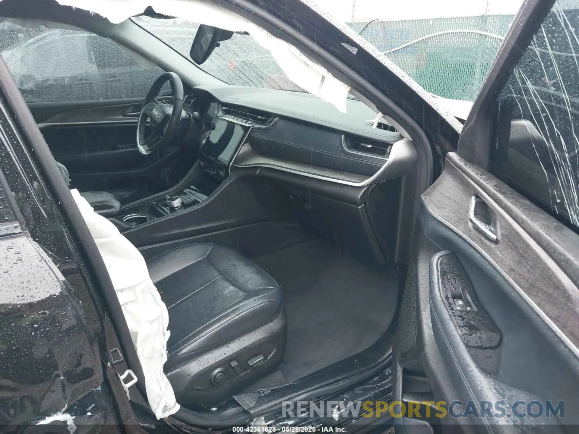 5 Photograph of a damaged car 1C4RJKBG4R8926264 JEEP GRAND CHEROKEE L 2024