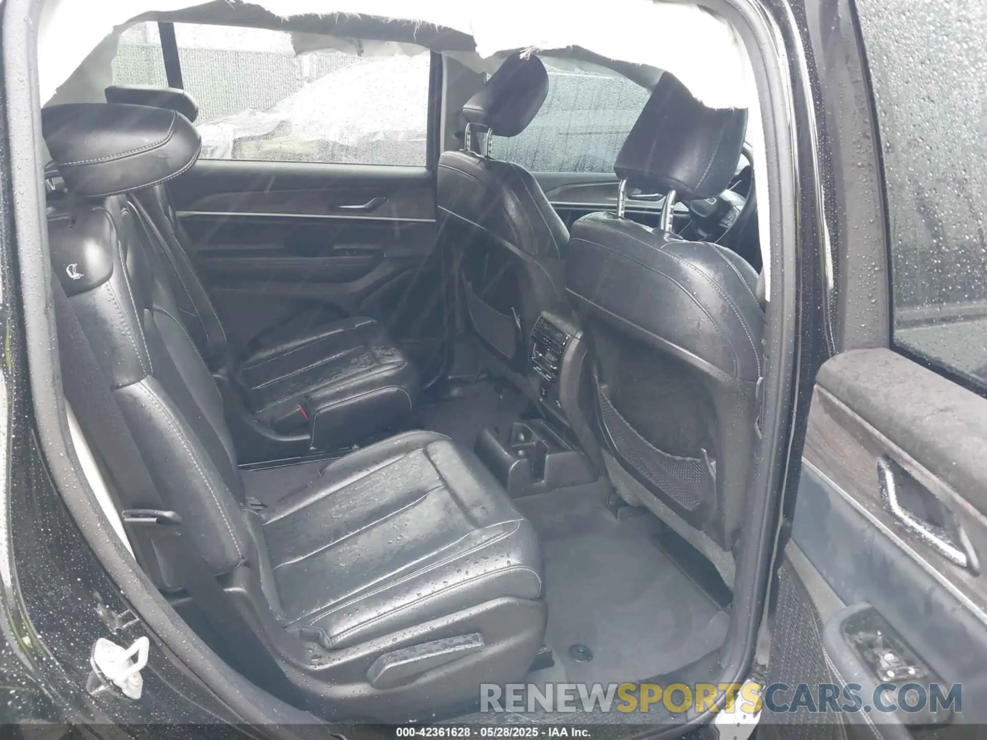 8 Photograph of a damaged car 1C4RJKBG4R8926264 JEEP GRAND CHEROKEE L 2024