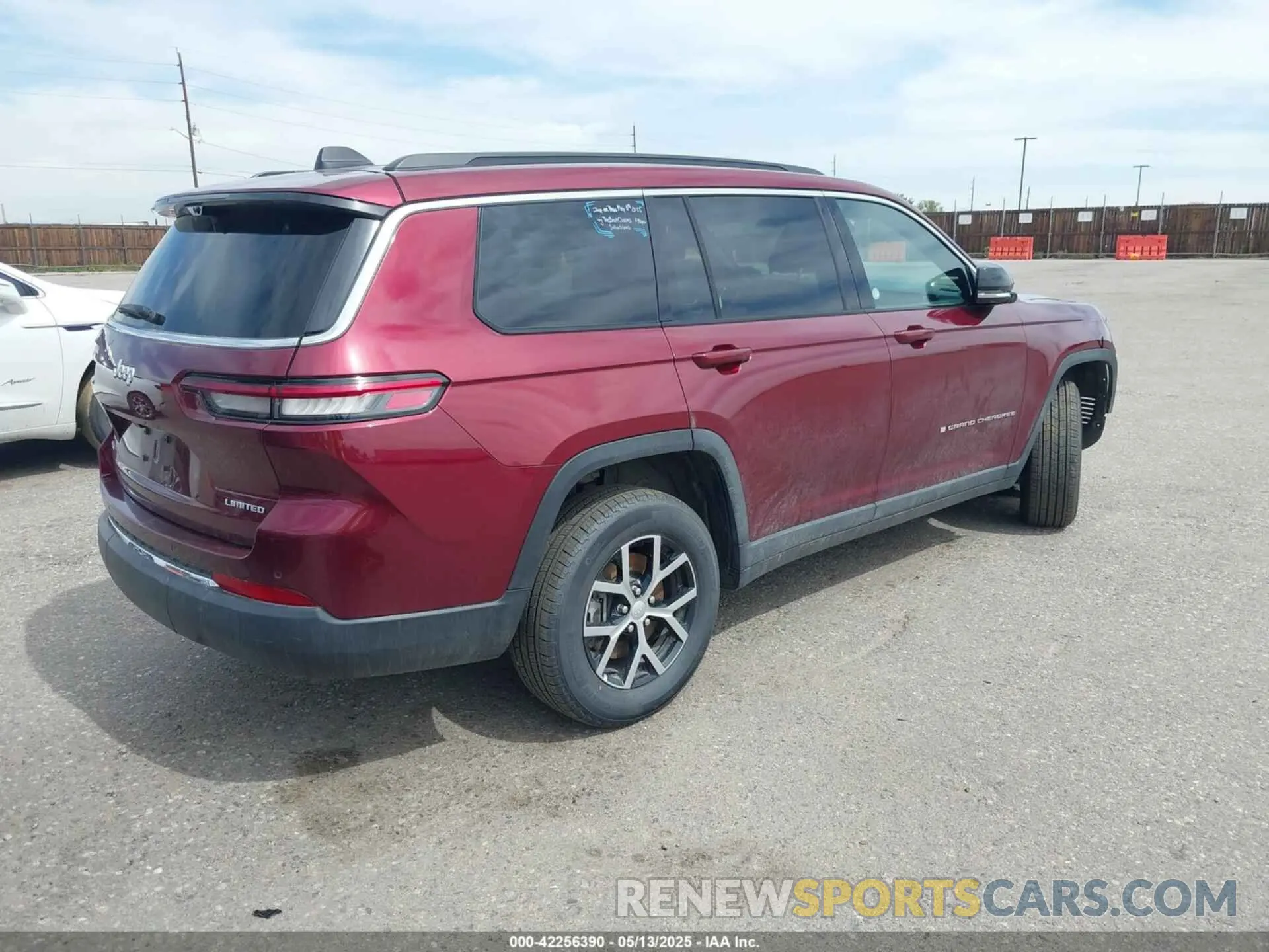 4 Photograph of a damaged car 1C4RJKBG6R8603317 JEEP GRAND CHEROKEE L 2024