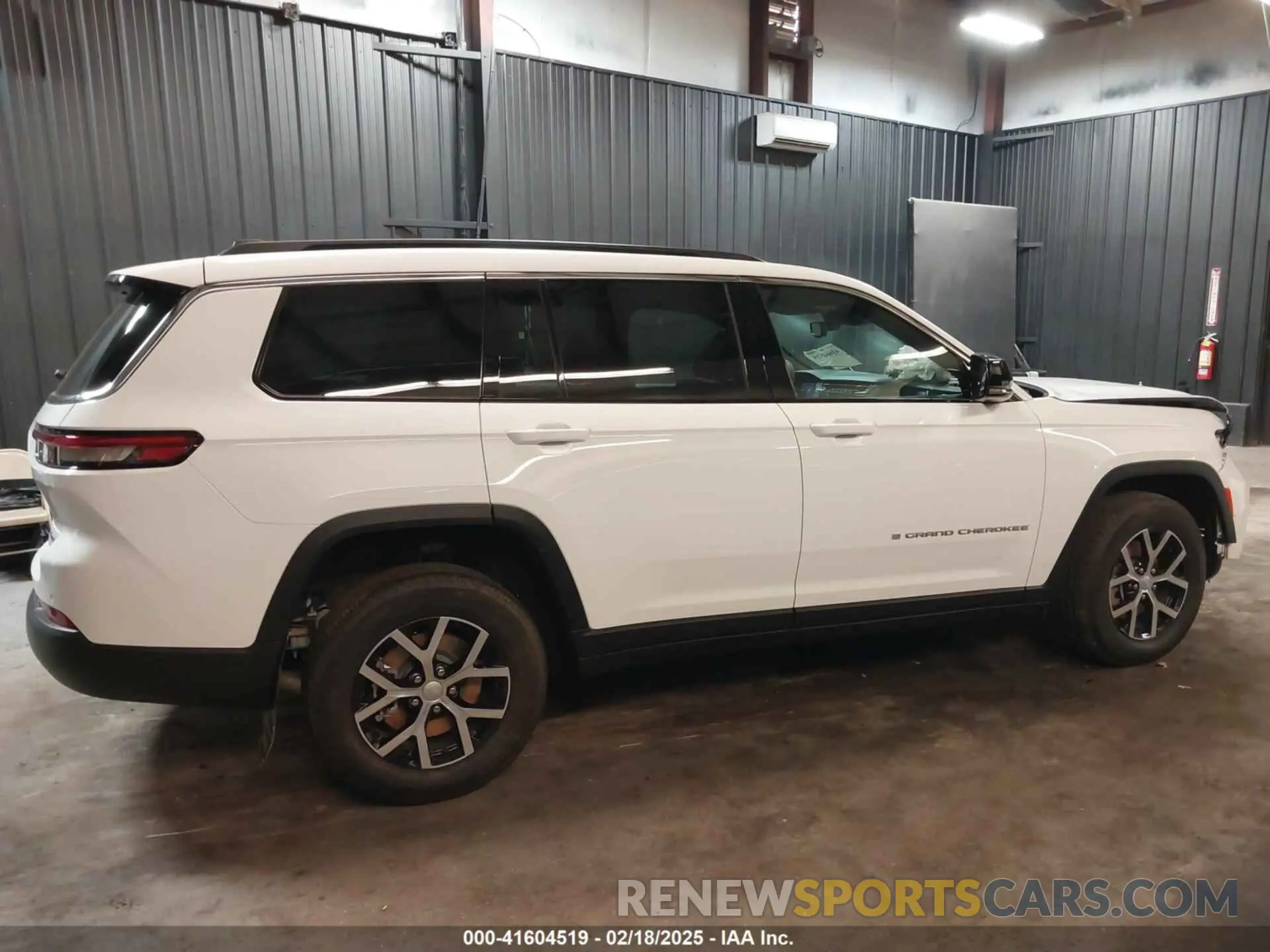 14 Photograph of a damaged car 1C4RJKBG6R8617508 JEEP GRAND CHEROKEE L 2024
