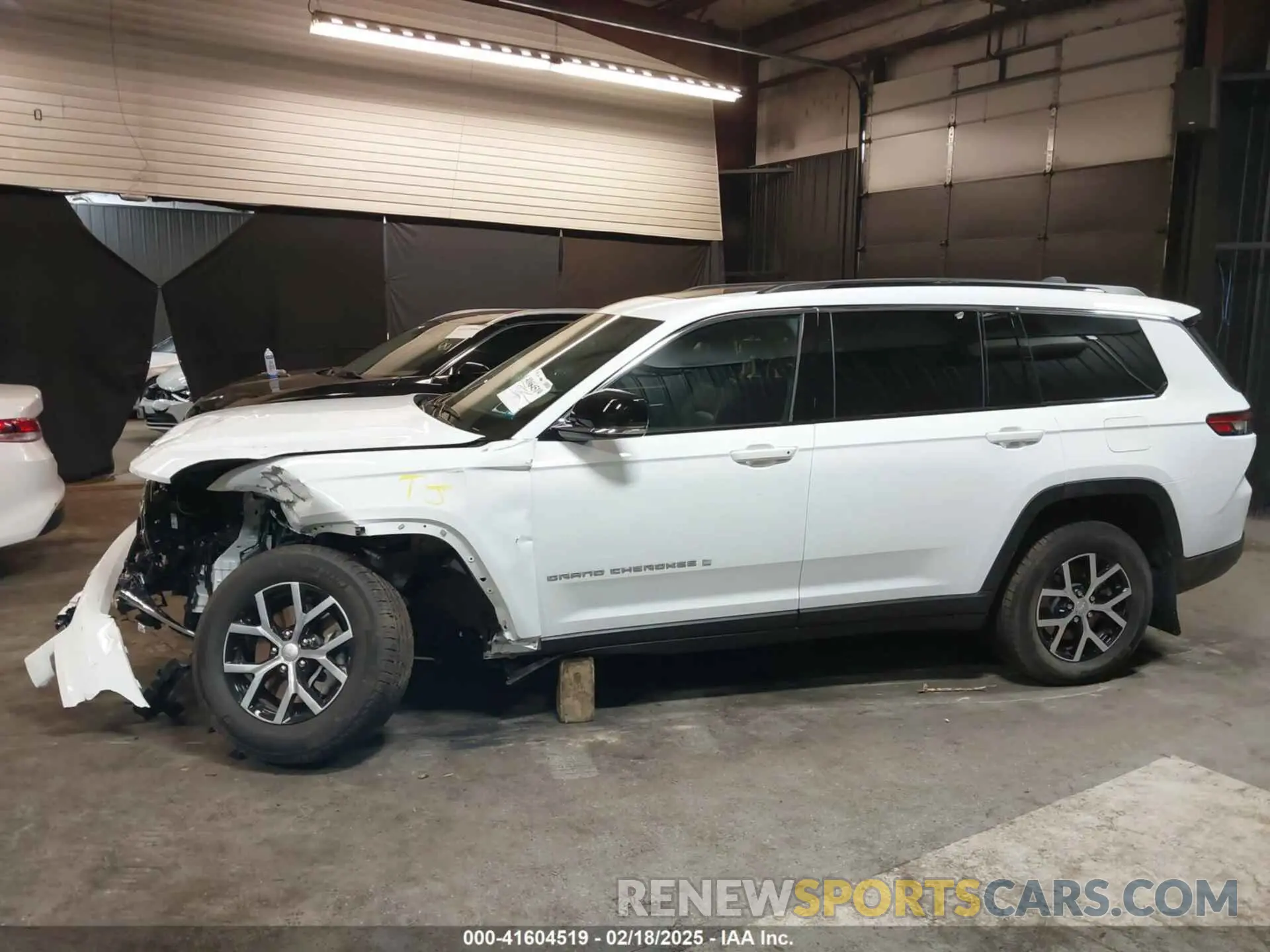 15 Photograph of a damaged car 1C4RJKBG6R8617508 JEEP GRAND CHEROKEE L 2024