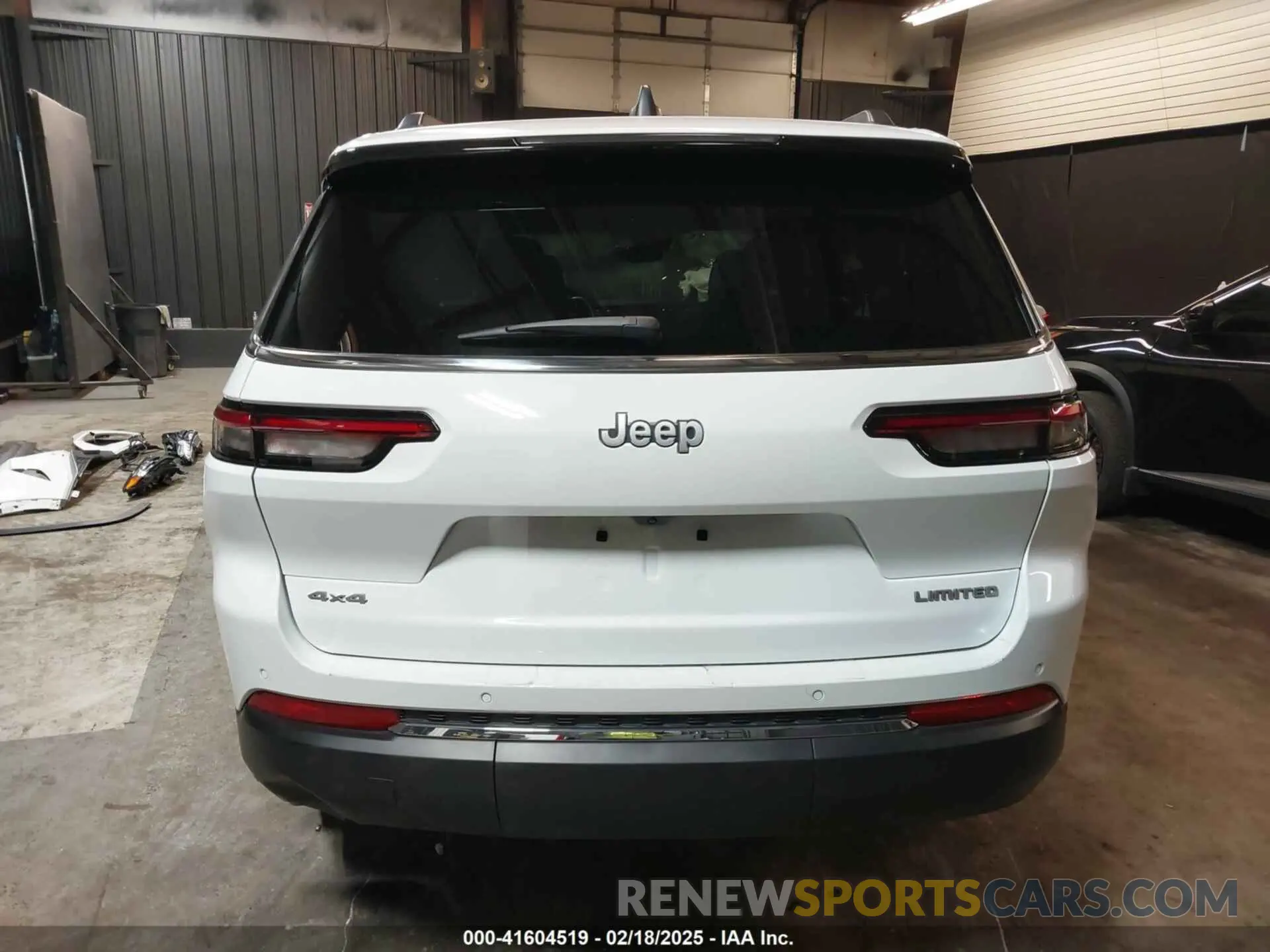17 Photograph of a damaged car 1C4RJKBG6R8617508 JEEP GRAND CHEROKEE L 2024