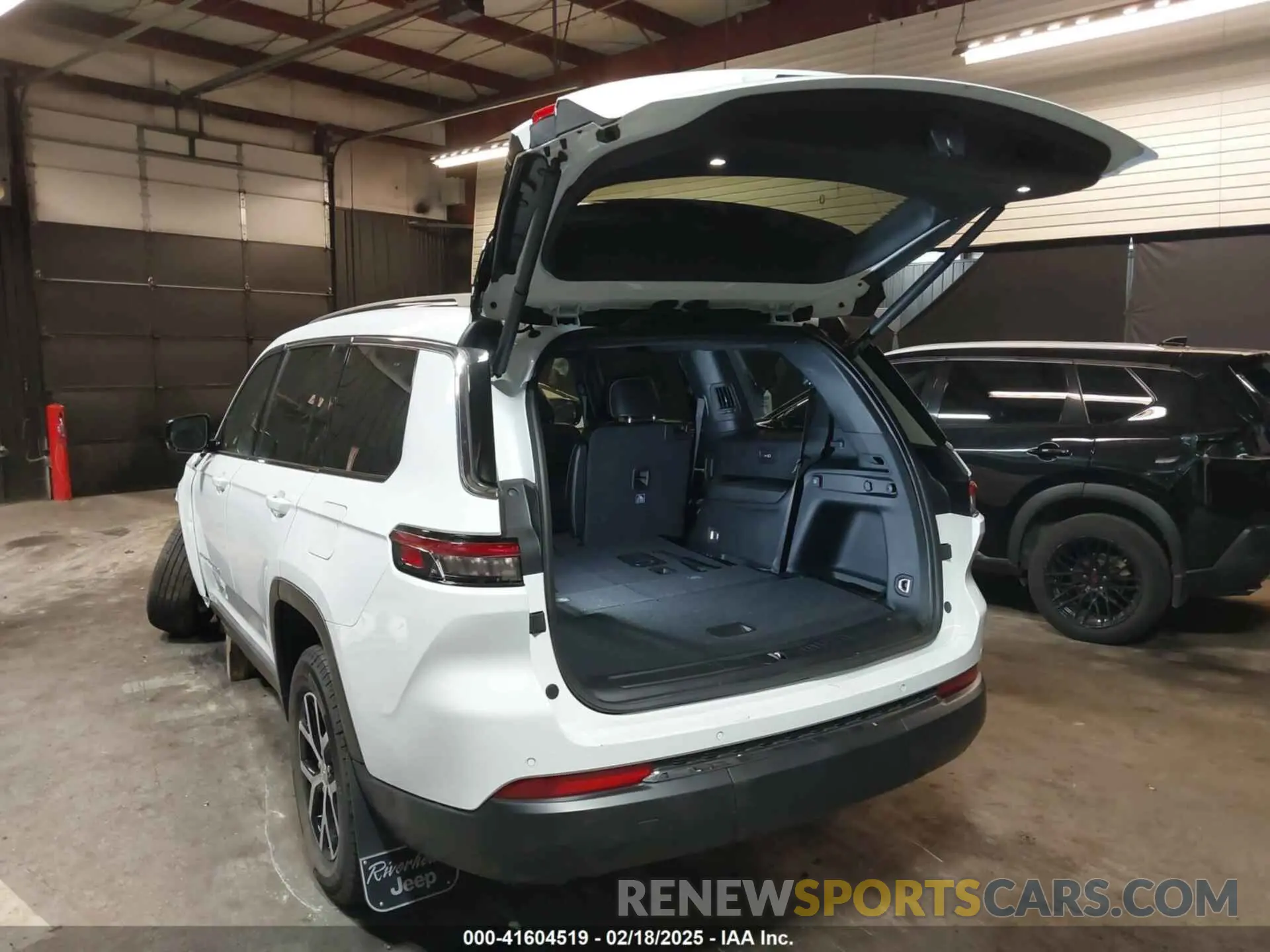 3 Photograph of a damaged car 1C4RJKBG6R8617508 JEEP GRAND CHEROKEE L 2024