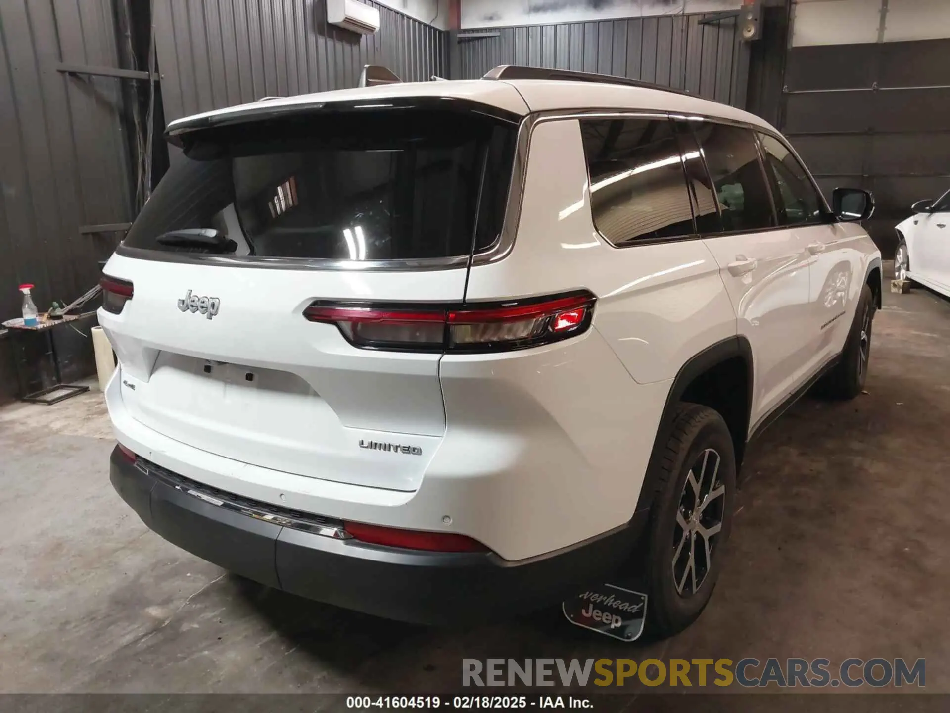 4 Photograph of a damaged car 1C4RJKBG6R8617508 JEEP GRAND CHEROKEE L 2024
