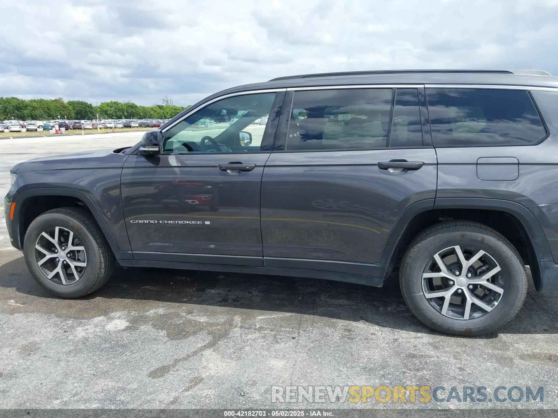14 Photograph of a damaged car 1C4RJKBG7R8602211 JEEP GRAND CHEROKEE L 2024