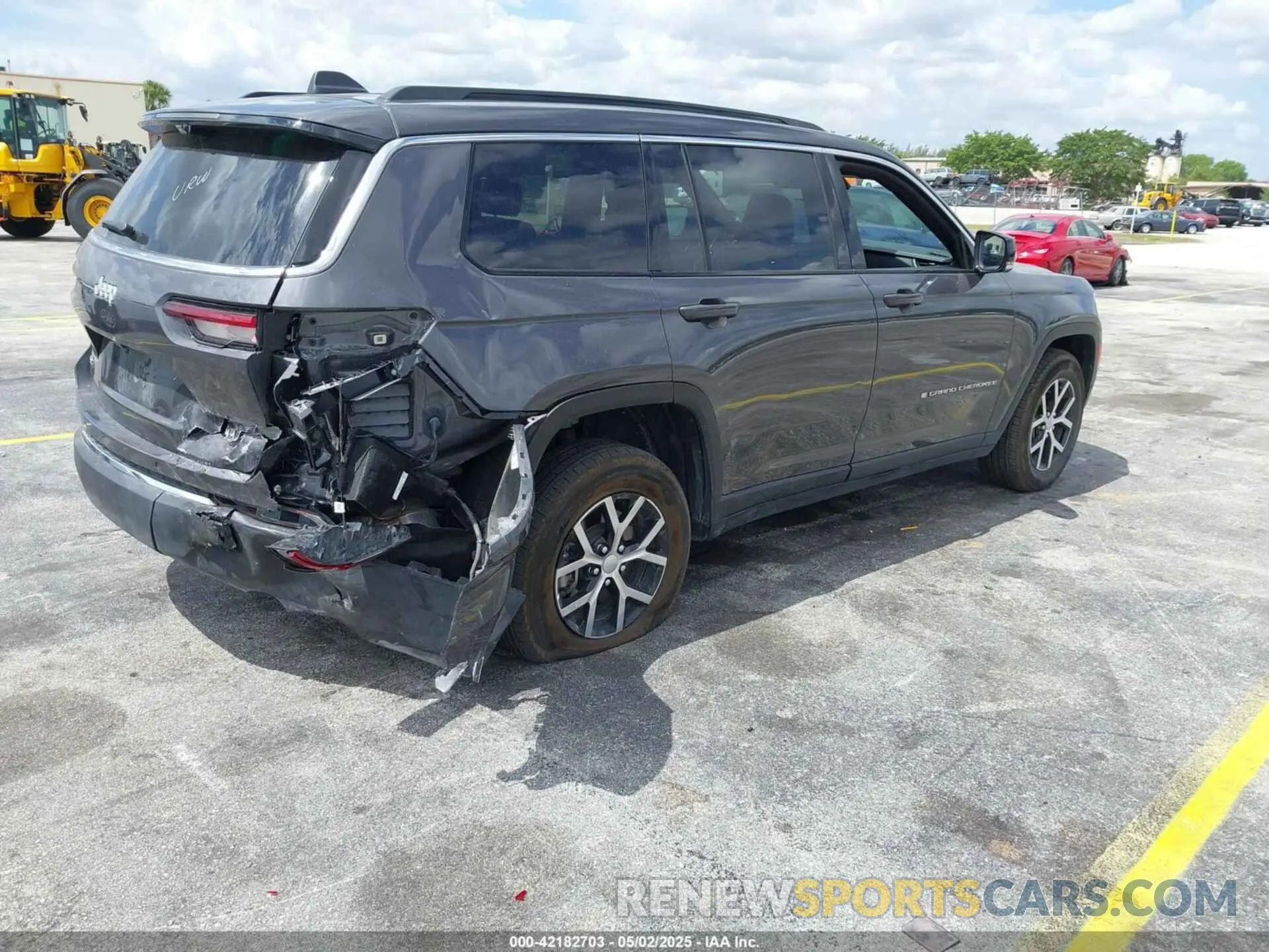 4 Photograph of a damaged car 1C4RJKBG7R8602211 JEEP GRAND CHEROKEE L 2024
