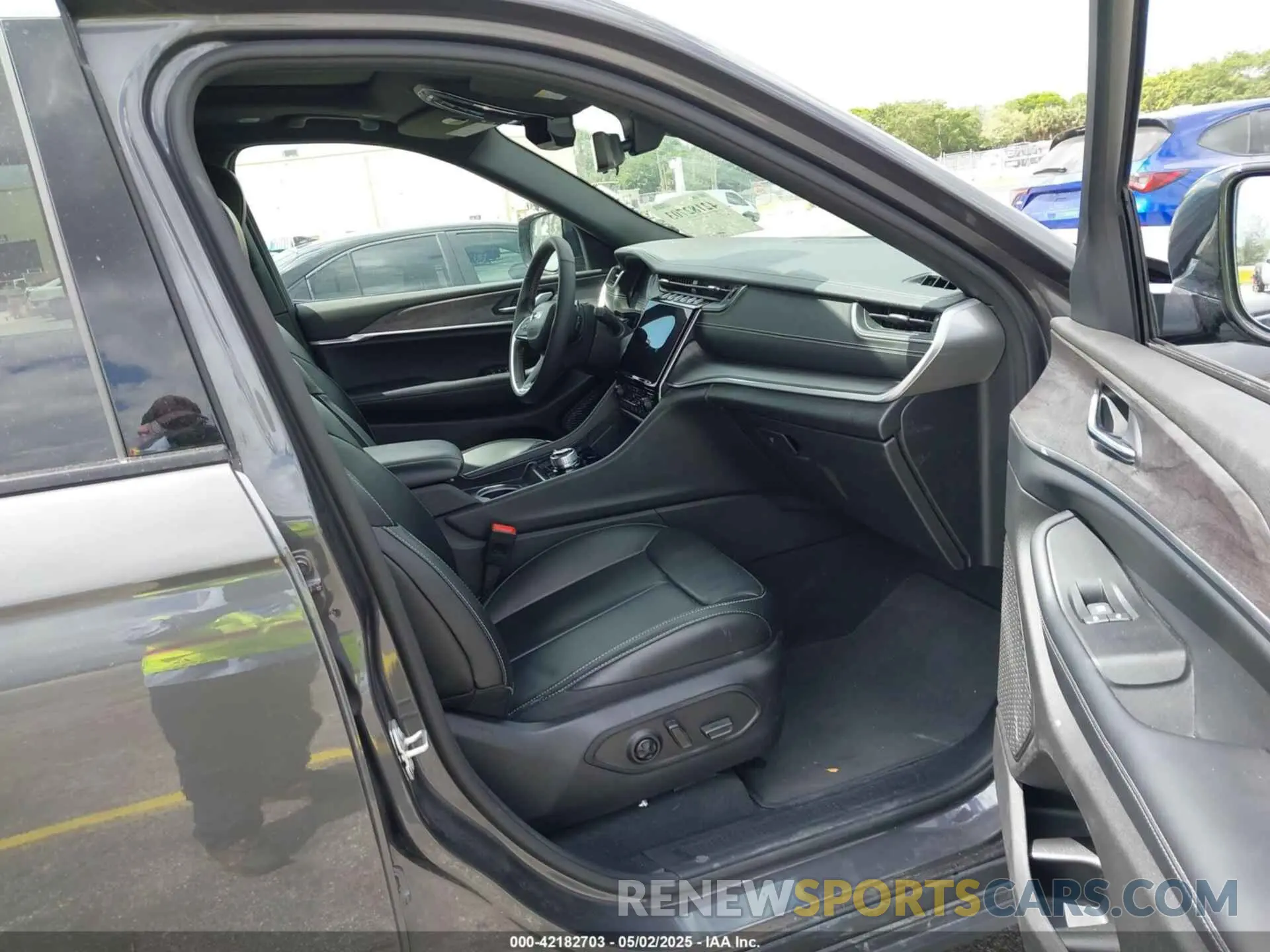 5 Photograph of a damaged car 1C4RJKBG7R8602211 JEEP GRAND CHEROKEE L 2024