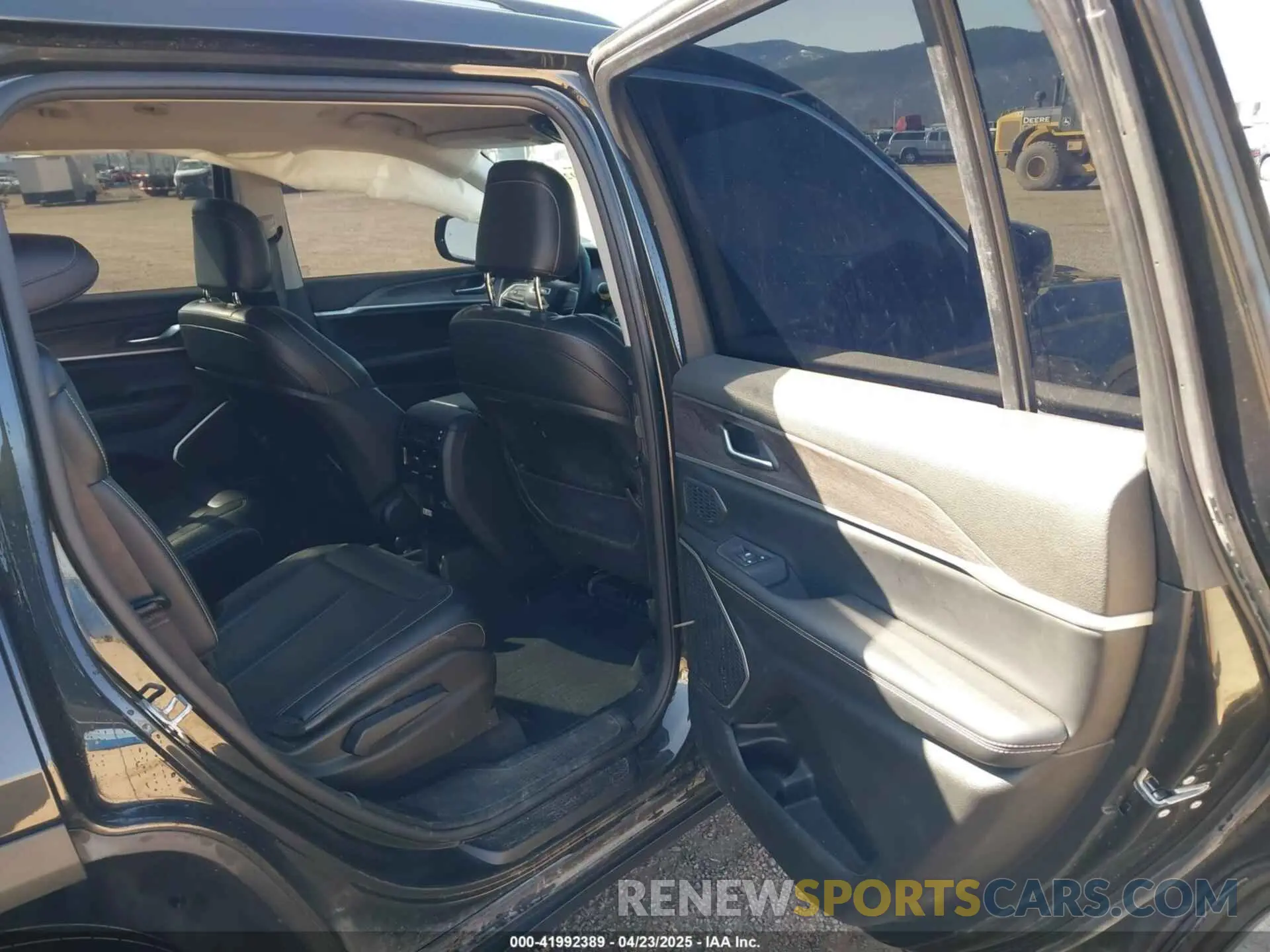 8 Photograph of a damaged car 1C4RJKBG7R8921561 JEEP GRAND CHEROKEE L 2024