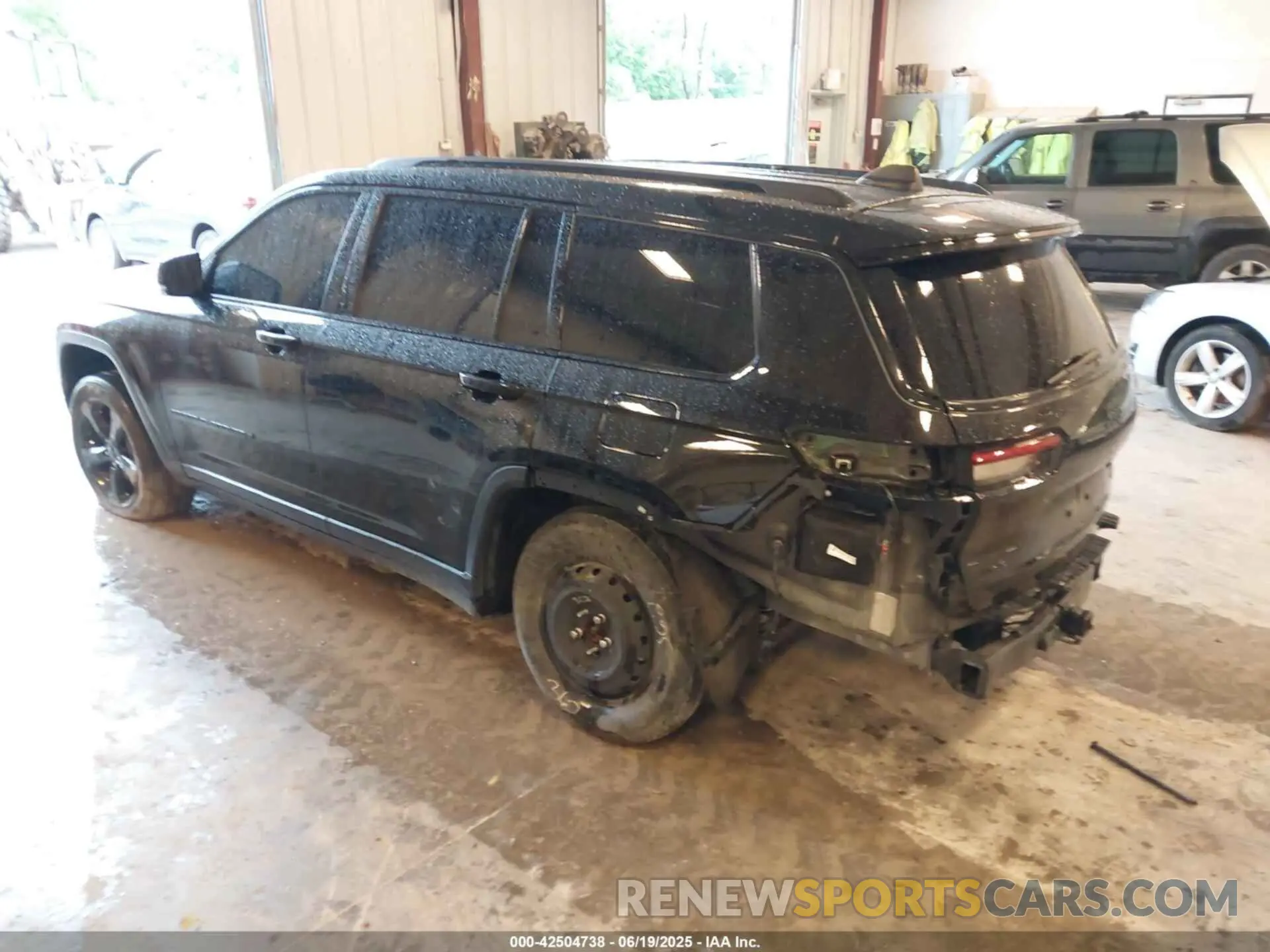 3 Photograph of a damaged car 1C4RJKBG8R8564861 JEEP GRAND CHEROKEE L 2024