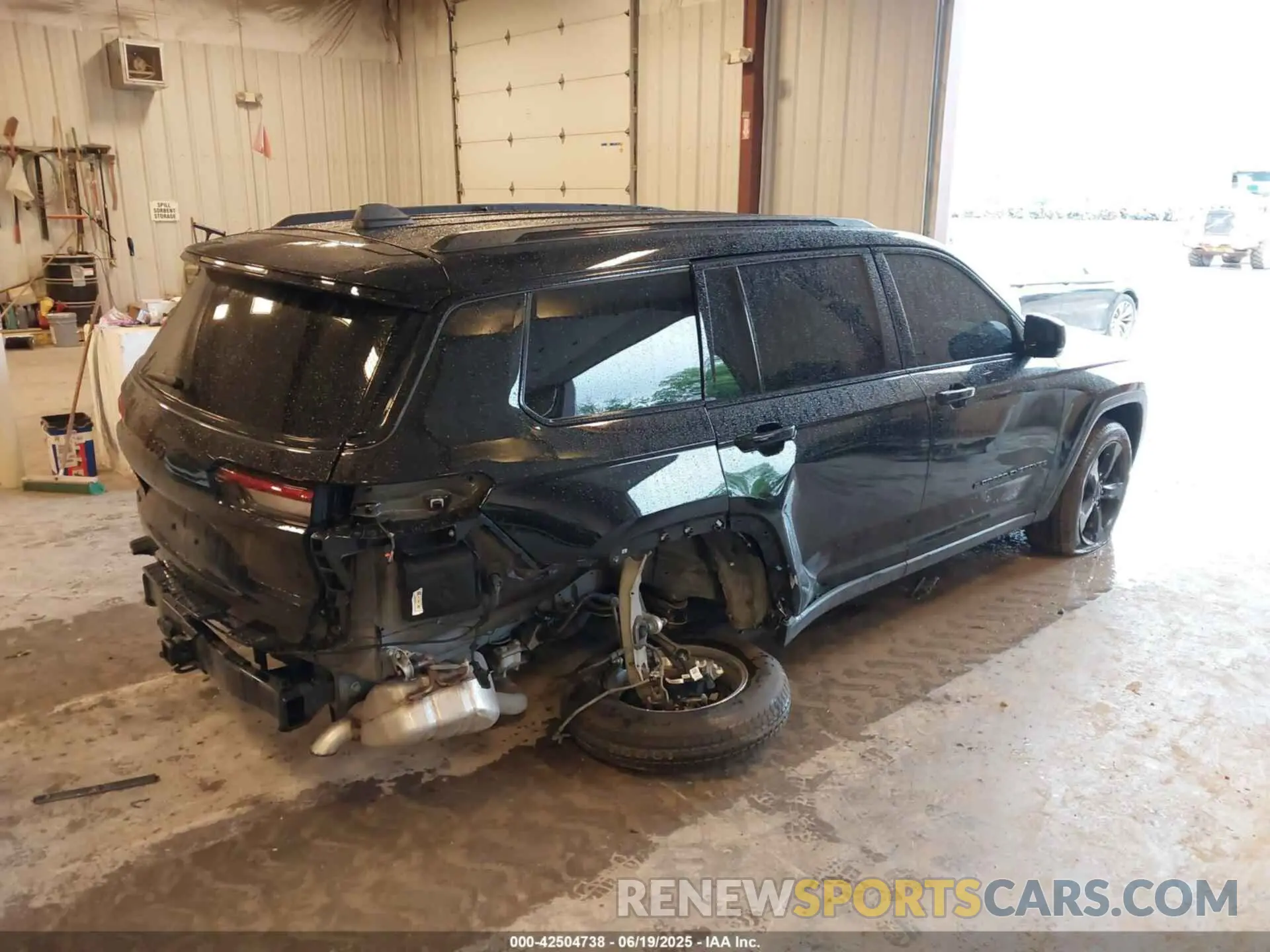 4 Photograph of a damaged car 1C4RJKBG8R8564861 JEEP GRAND CHEROKEE L 2024