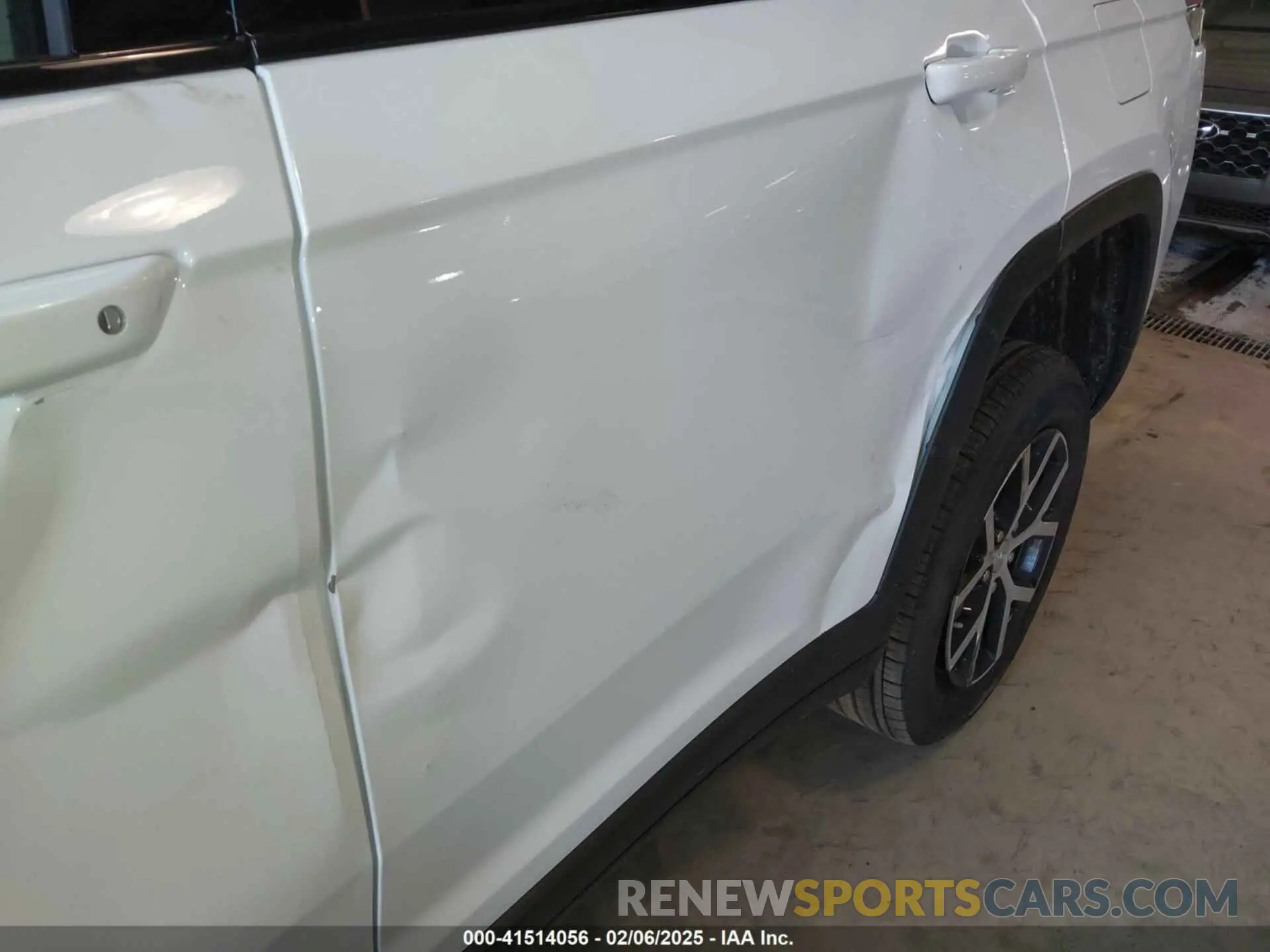 19 Photograph of a damaged car 1C4RJKBG9R8610486 JEEP GRAND CHEROKEE L 2024