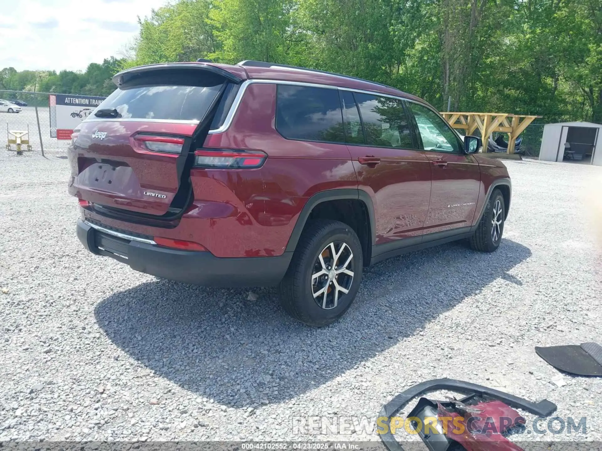 4 Photograph of a damaged car 1C4RJKBG9R8930858 JEEP GRAND CHEROKEE L 2024