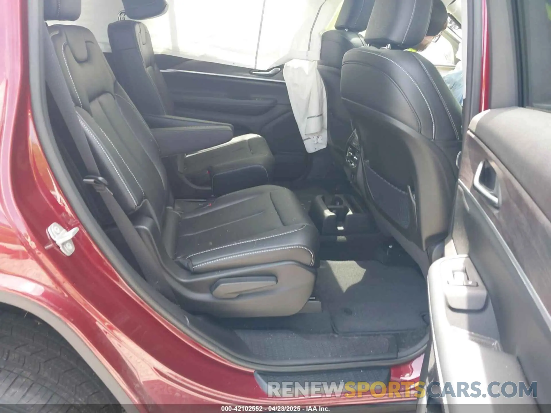 8 Photograph of a damaged car 1C4RJKBG9R8930858 JEEP GRAND CHEROKEE L 2024