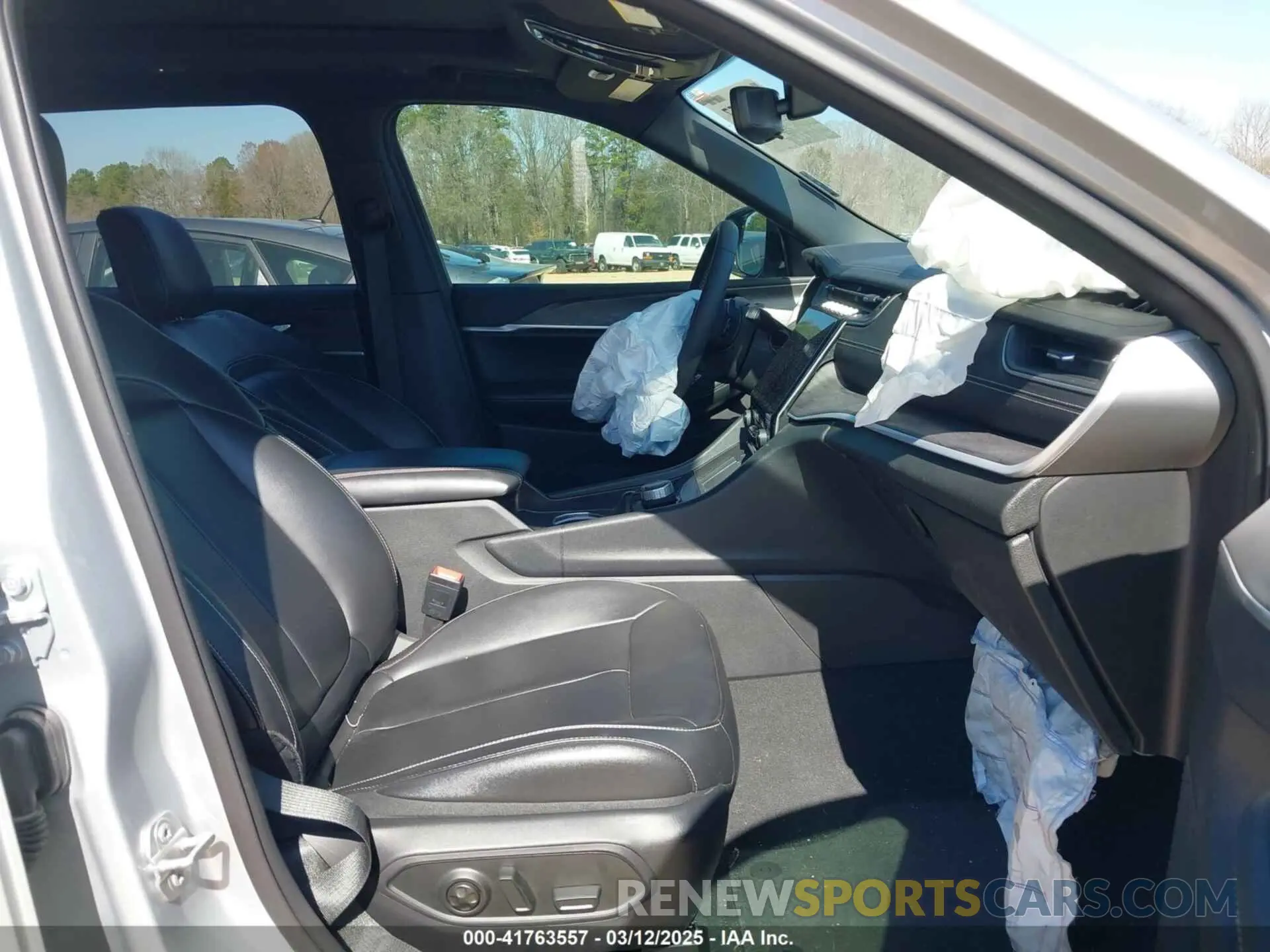 5 Photograph of a damaged car 1C4RJKBGXR8597487 JEEP GRAND CHEROKEE L 2024