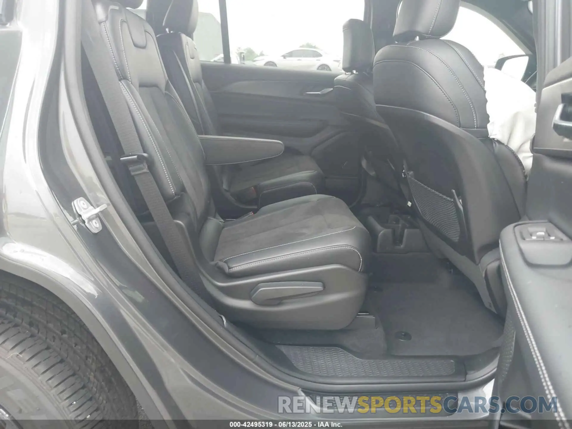 8 Photograph of a damaged car 1C4RJKAG0S8675122 JEEP GRAND CHEROKEE L 2025