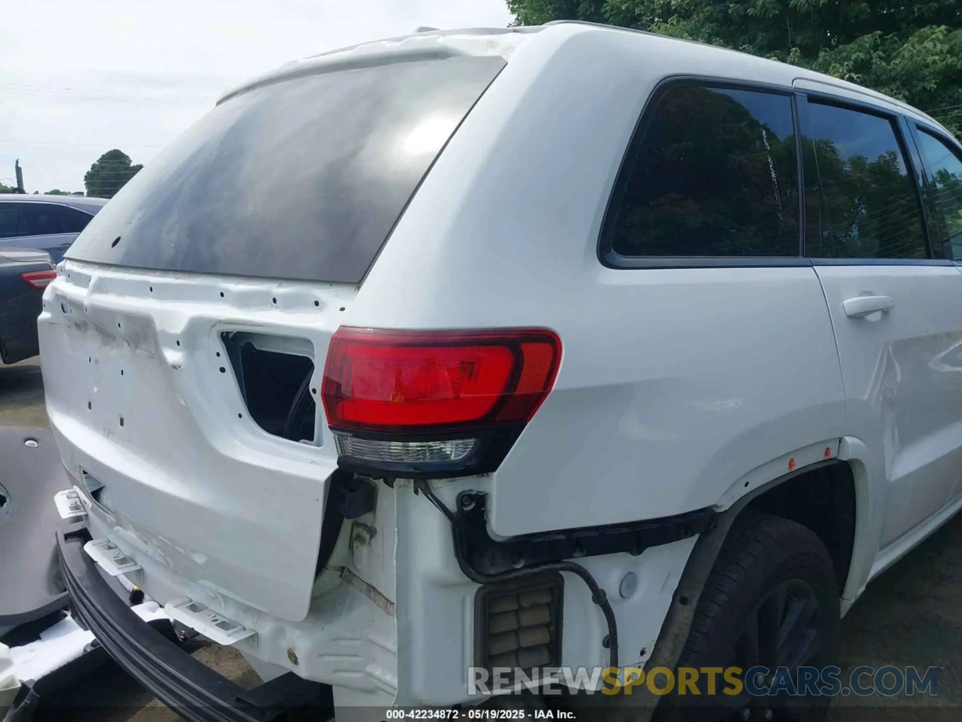 4 Photograph of a damaged car 1C4RJEAG9NC128112 JEEP GRAND CHEROKEE WK 2022